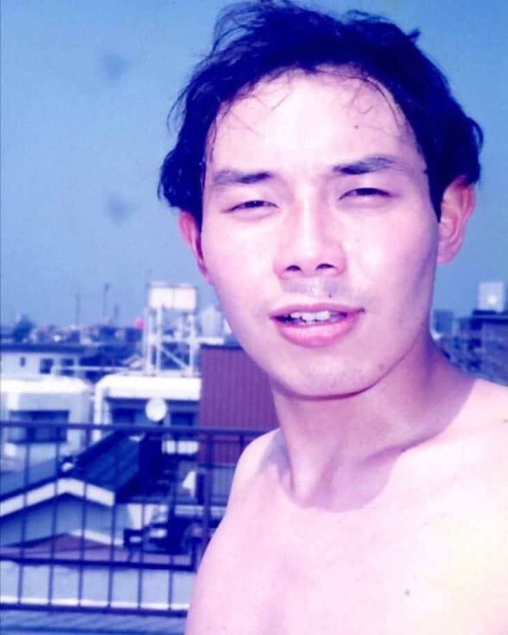 そうすけのインスタグラム：「大学時代に、友人宅の屋上で子供プールを楽しんでいる時の写真  これはもうハゲる前兆だね！  #昔の写真 #子供プール #子供プールなのに飛び込んでた #怪我無くて良かった #毛が無くて良かった #帝京大学時代 #もうすぐしたらハゲる #ハゲる事をこの時はまだ知る由もなし #芸人を始めた頃 #太田プロ #サブロクモンキーズ #そうすけ」