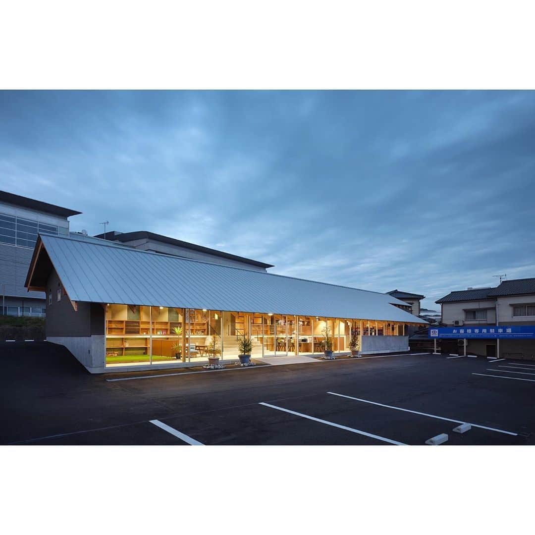 池田建設さんのインスタグラム写真 - (池田建設Instagram)「新社屋が完成して7ヶ月。 ・ ようやくstaff全員集合して お披露目できました☺︎ ・ 社長不在の中、写真撮影…(笑) ・ これからもstaffみんな 力合わせて頑張りますので 今後とも池田建設をよろしくお願いいたします✴︎ ・ #池田建設  #lifelabel  #ライフレーベル  #ゼロキューブ  #エイブル  #スタッフ写真  #新社屋お披露目  #家づくり  #お部屋探し  #住まいのすべてに  #長崎 #佐賀  #佐世保 #大村 #諫早」8月26日 14時13分 - ikeda_kensetsu
