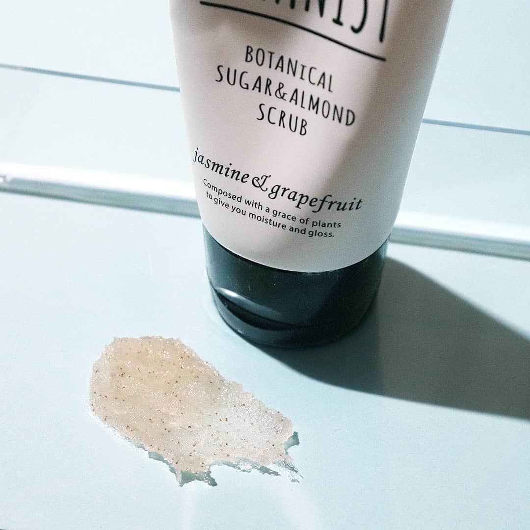 BOTANIST GLOBALさんのインスタグラム写真 - (BOTANIST GLOBALInstagram)「Even though August is almost over, the heat continues.  Take some special care of your skin with our Botanical Sugar Scrub and show off that skin before the summer is over. ⠀ ⠀ Our Sugar & Almond Scrub is made combining two types sugar and chopped almonds. Although it looks coarse, it’s has a very fine and pleasant texture. Massage into your skin and remove dead skin to reveal a lush and healthy skin.  Recommended using weekly as a part of your special skincare routine. ⠀ ⠀ Stay Simple. Live Simple.  #BOTANIST ⠀ ⠀ ⠀ 🛀@botanist_official 🗼@botanist_tokyo 🇨🇳@botanist_chinese 🇰🇷@botanist_korea」8月26日 14時18分 - botanist_global