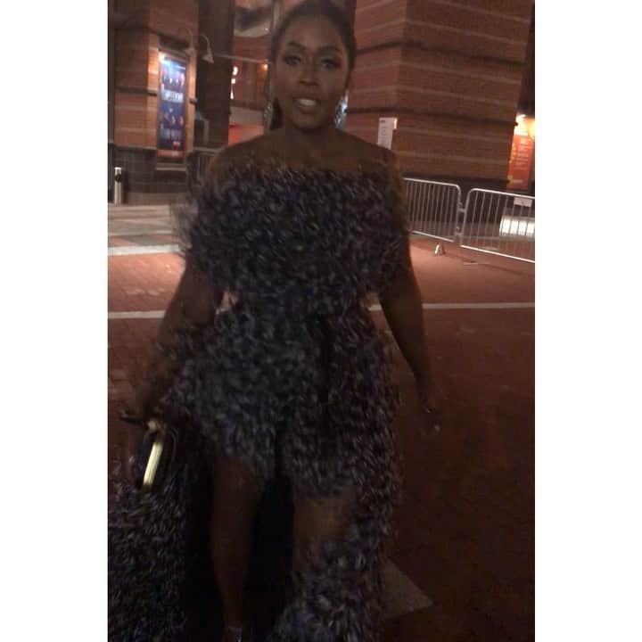 レミー・マーのインスタグラム：「Beautiful custom @KarenSabagOfficial dress to compliment a beautiful night surrounded by black girl magic 🖤 #RemyMa #BlackGirlsRock SB: I’m so sleepy lol, I’ll post more pics in the morning 💋」