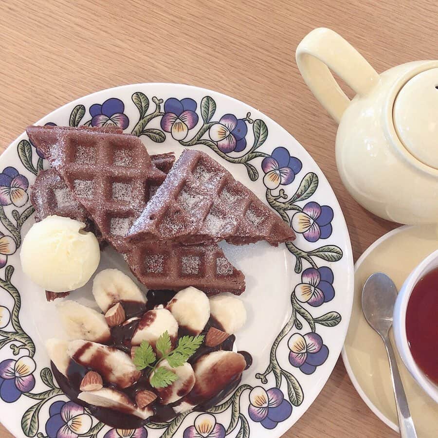 aya onoさんのインスタグラム写真 - (aya onoInstagram)「昨日長久手にある photovel cafe ☕️ に行ってきました〜 ✳︎煮込みハンバーグ ✳︎ワッフルのオープンサンド ✳︎チョコバナナワッフル  とってもオシャレで美味しかったです💓  小上がりマット席があるので小さいお子さんや、赤ちゃんをお連れのママさんでも、安心してお茶やランチできるお店でした！！ 北欧家具や使っている食器も私好みで、すっごく可愛かったです✨ ゆったりとできるソファ席もあるので、また女子会とかしたいな〜  @photovelcafe  #photovelcafe #フォトベルカフェ #名古屋カフェ #長久手カフェ #ママカフェ #北欧 #カフェ好きな人と繋がりたい #ママカメラ部 #女子会 #名古屋ママ」8月26日 14時20分 - onoaya_official