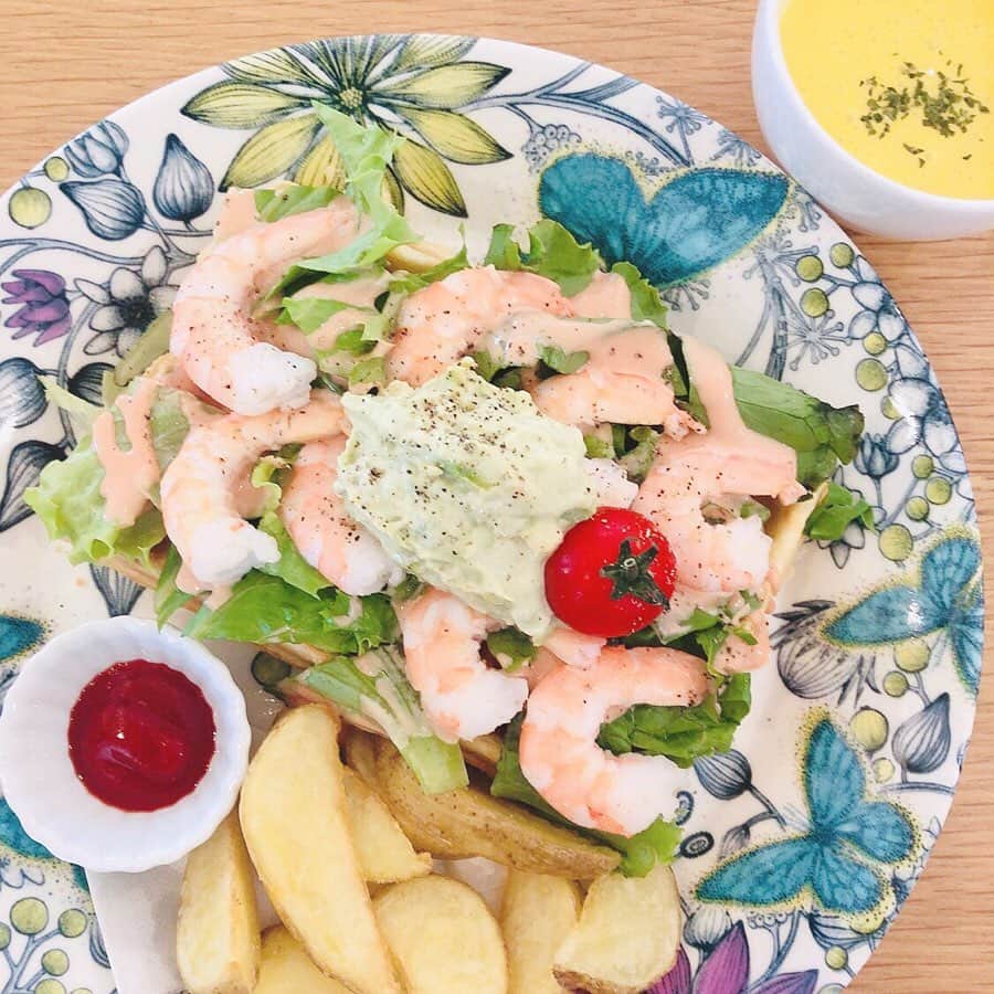 aya onoさんのインスタグラム写真 - (aya onoInstagram)「昨日長久手にある photovel cafe ☕️ に行ってきました〜 ✳︎煮込みハンバーグ ✳︎ワッフルのオープンサンド ✳︎チョコバナナワッフル  とってもオシャレで美味しかったです💓  小上がりマット席があるので小さいお子さんや、赤ちゃんをお連れのママさんでも、安心してお茶やランチできるお店でした！！ 北欧家具や使っている食器も私好みで、すっごく可愛かったです✨ ゆったりとできるソファ席もあるので、また女子会とかしたいな〜  @photovelcafe  #photovelcafe #フォトベルカフェ #名古屋カフェ #長久手カフェ #ママカフェ #北欧 #カフェ好きな人と繋がりたい #ママカメラ部 #女子会 #名古屋ママ」8月26日 14時20分 - onoaya_official