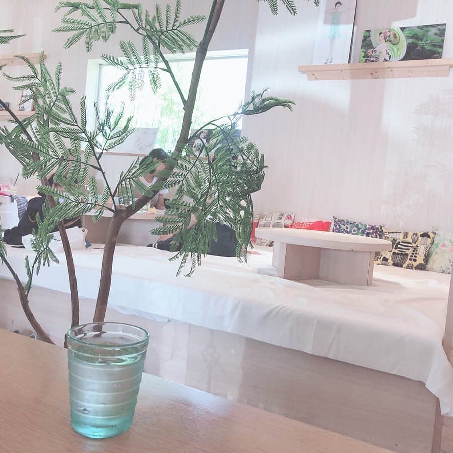 aya onoさんのインスタグラム写真 - (aya onoInstagram)「昨日長久手にある photovel cafe ☕️ に行ってきました〜 ✳︎煮込みハンバーグ ✳︎ワッフルのオープンサンド ✳︎チョコバナナワッフル  とってもオシャレで美味しかったです💓  小上がりマット席があるので小さいお子さんや、赤ちゃんをお連れのママさんでも、安心してお茶やランチできるお店でした！！ 北欧家具や使っている食器も私好みで、すっごく可愛かったです✨ ゆったりとできるソファ席もあるので、また女子会とかしたいな〜  @photovelcafe  #photovelcafe #フォトベルカフェ #名古屋カフェ #長久手カフェ #ママカフェ #北欧 #カフェ好きな人と繋がりたい #ママカメラ部 #女子会 #名古屋ママ」8月26日 14時20分 - onoaya_official