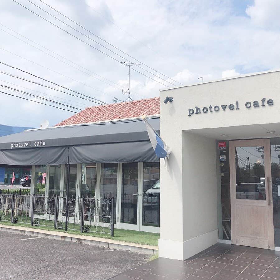 aya onoさんのインスタグラム写真 - (aya onoInstagram)「昨日長久手にある photovel cafe ☕️ に行ってきました〜 ✳︎煮込みハンバーグ ✳︎ワッフルのオープンサンド ✳︎チョコバナナワッフル  とってもオシャレで美味しかったです💓  小上がりマット席があるので小さいお子さんや、赤ちゃんをお連れのママさんでも、安心してお茶やランチできるお店でした！！ 北欧家具や使っている食器も私好みで、すっごく可愛かったです✨ ゆったりとできるソファ席もあるので、また女子会とかしたいな〜  @photovelcafe  #photovelcafe #フォトベルカフェ #名古屋カフェ #長久手カフェ #ママカフェ #北欧 #カフェ好きな人と繋がりたい #ママカメラ部 #女子会 #名古屋ママ」8月26日 14時20分 - onoaya_official