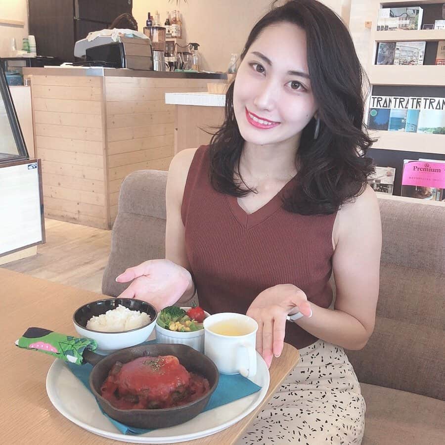 aya onoさんのインスタグラム写真 - (aya onoInstagram)「昨日長久手にある photovel cafe ☕️ に行ってきました〜 ✳︎煮込みハンバーグ ✳︎ワッフルのオープンサンド ✳︎チョコバナナワッフル  とってもオシャレで美味しかったです💓  小上がりマット席があるので小さいお子さんや、赤ちゃんをお連れのママさんでも、安心してお茶やランチできるお店でした！！ 北欧家具や使っている食器も私好みで、すっごく可愛かったです✨ ゆったりとできるソファ席もあるので、また女子会とかしたいな〜  @photovelcafe  #photovelcafe #フォトベルカフェ #名古屋カフェ #長久手カフェ #ママカフェ #北欧 #カフェ好きな人と繋がりたい #ママカメラ部 #女子会 #名古屋ママ」8月26日 14時20分 - onoaya_official