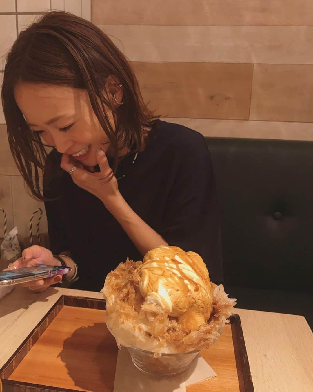 野尻美穂さんのインスタグラム写真 - (野尻美穂Instagram)「栗クリームかき氷（言い方多分違う笑  美味しすぎて周りの方の方が先に食べてたのに、食べ終わったのは私が先でした😋🤣 上に乗ってるクリームが最強🌰 はぁもう一回食べたい🍧💭 ちなみにくみちゃんはまさかのしぐれ丼食べててそっちも美味しそうだったからまた通わなきゃな🤔🤔 動画の私声発してない🤣 #akomeya  #かき氷  #スーパー美味しいよ #お誕生日にカレースプーンくれたくみちゃん🍛🥄 #食べてばっかりだなぁ」8月26日 14時21分 - miho_cocoa