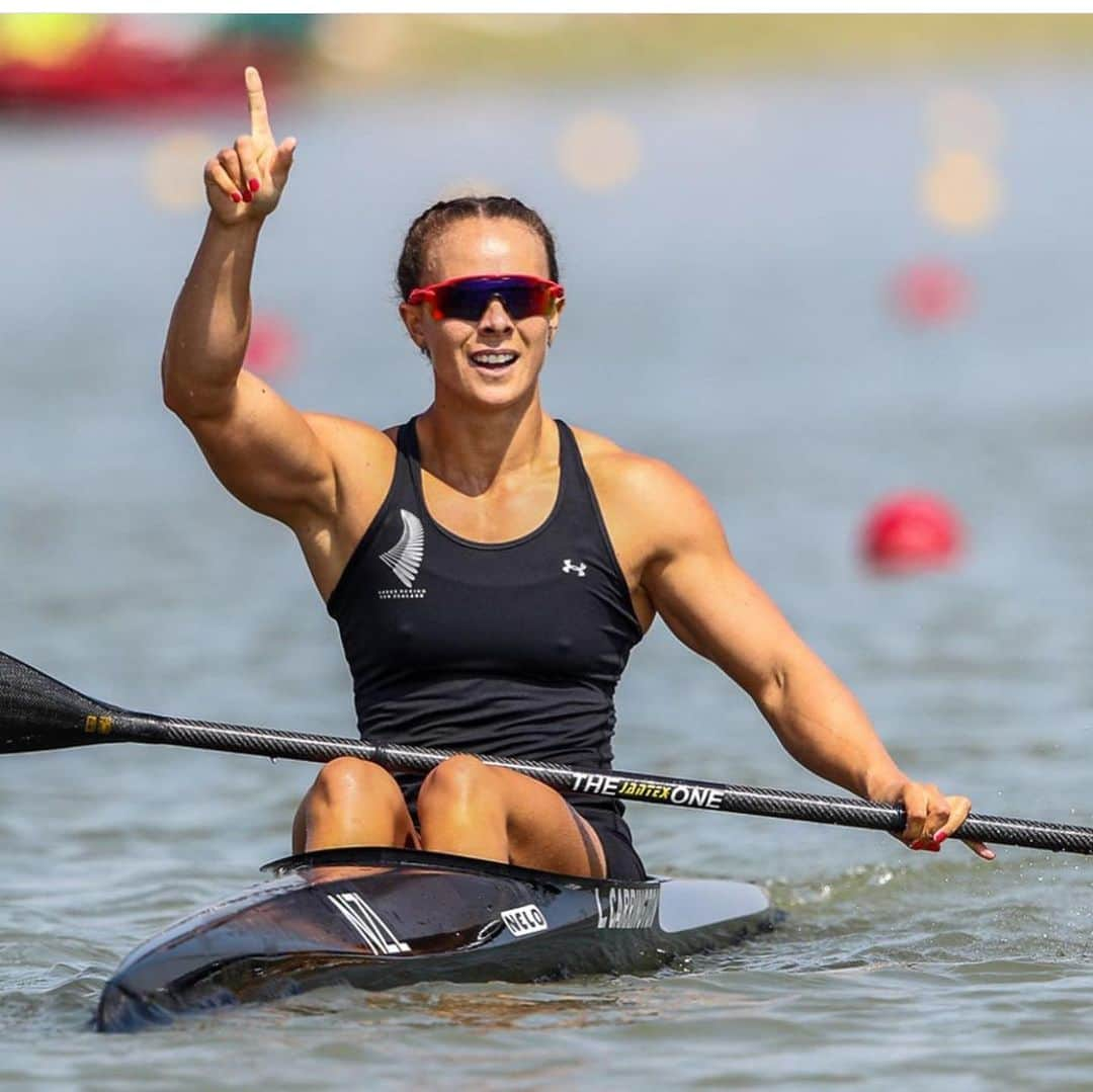 リサ・キャリントンのインスタグラム：「Moments like this weekend don’t come around often. Double 🌎 champ in the k1 200m and 500m. And a hard fought 4th in the k4 with @aimeejoyfisher @kaylaimrie @caitlintryan. I am hugely grateful for my team of boss ladies in the above and boss men on the side lines. Helluva season. 📸 @photosportnz @rowingcelebration」