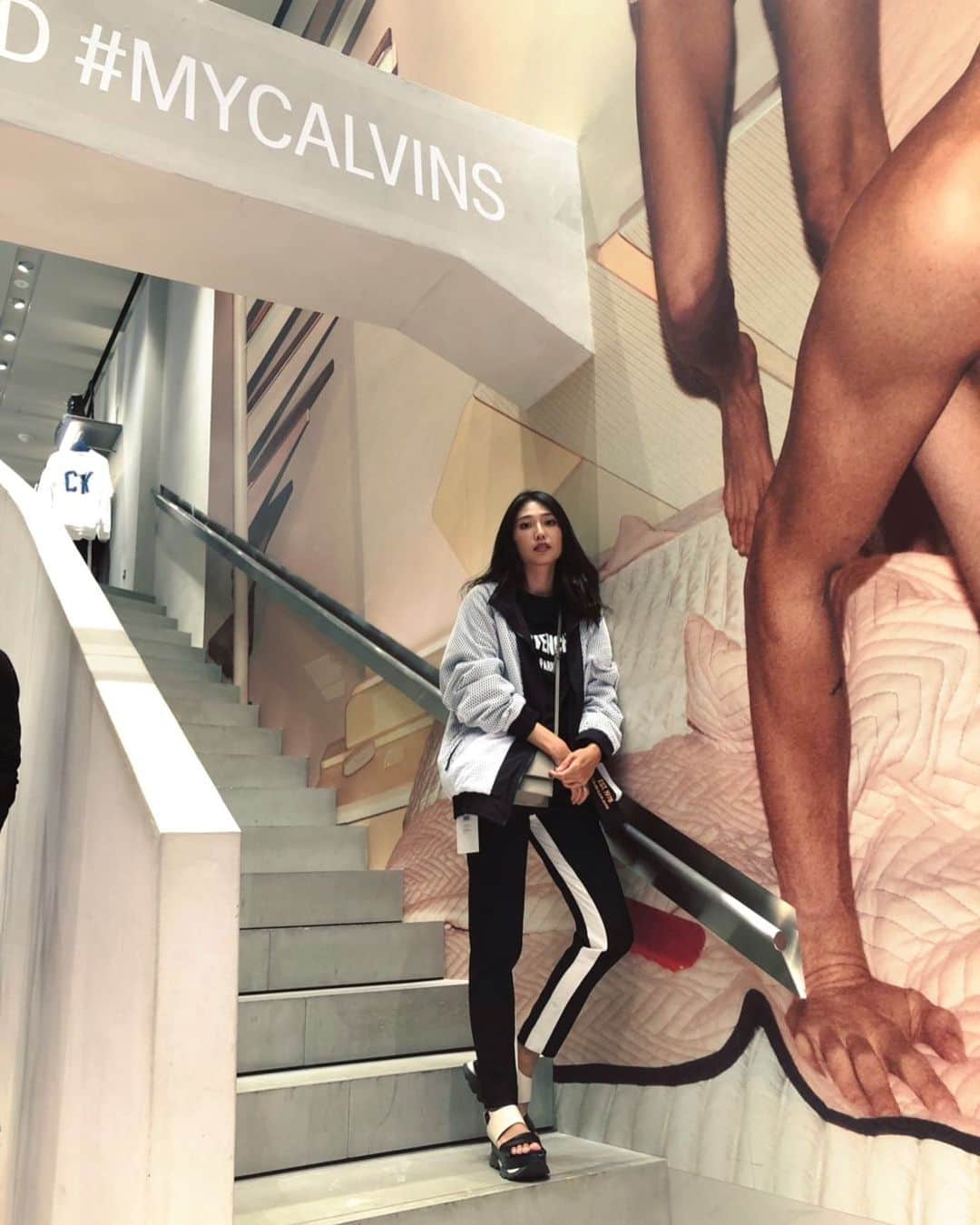 のインスタグラム：「【Calvin Klein】 濃いめのリップで💄  目元を濃くする時は、リップはヌード系へ。 秋冬なると、レッドブラウンをつけたくなる💄😊 今回は濃いめで💄  このジャケット、リバーシブルで、オーバーサイズなのに、着ぶくれしないところがステキ🥰  タグぶら下がってるけど、そこはスルーで^ 笑笑  カルバンクライン、デニムもそうだけど、アウターもかなり良い😍💕 #mycalvins #マイカルバンズカスタム #マイカルバンズパーティー #calvinklein #party #カルバンクライン #photography #photograph #followme #streetfashion #ストリートファッション」