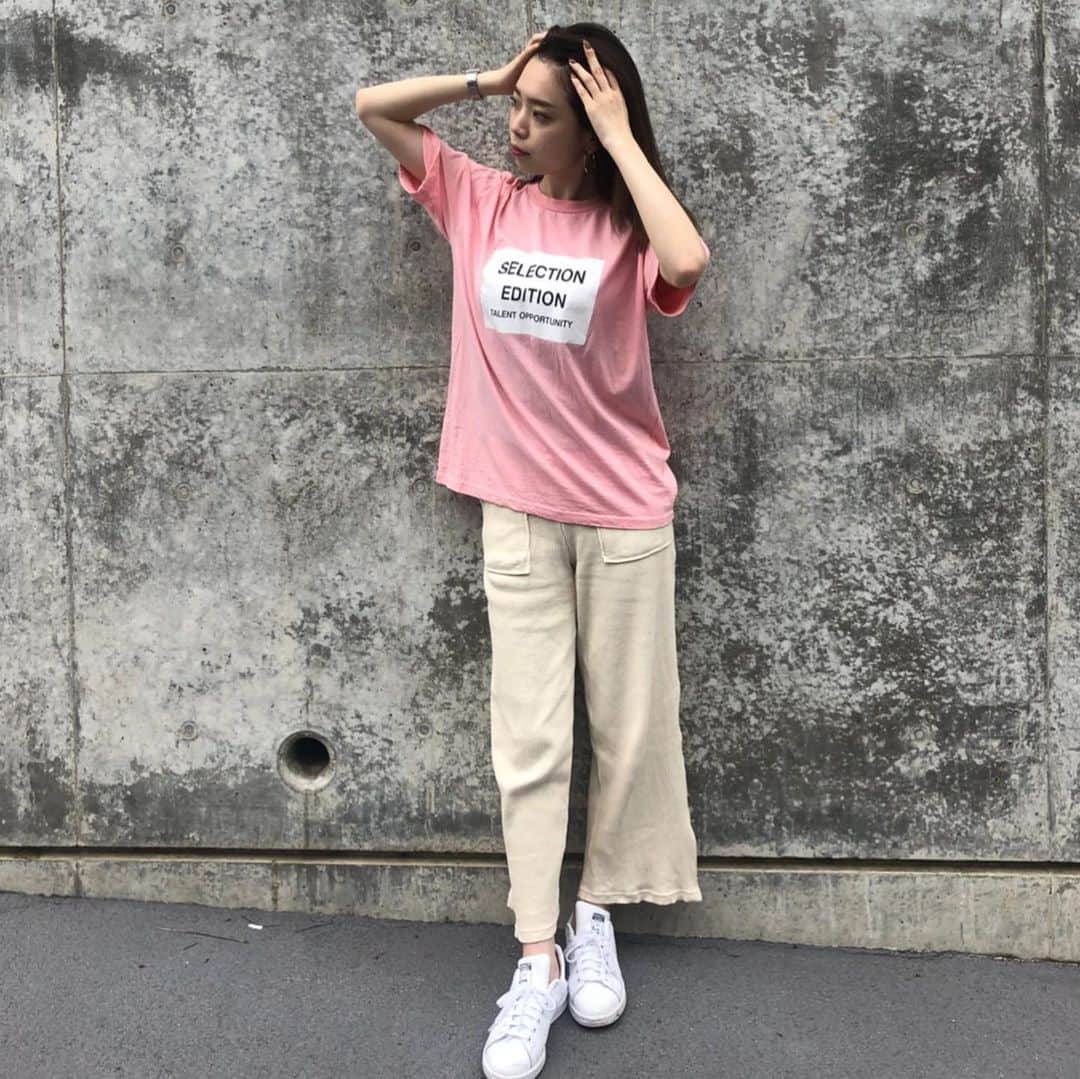 SHOPLIST.com by CROOZさんのインスタグラム写真 - (SHOPLIST.com by CROOZInstagram)「定番のロゴTシャツは着回し万能アイテム👌  ピンク×ホワイトでニュアンスカラーコーデにすると、女子っぽさが上がる❣  秋っぽくメンズライクなブーツを合わせるとハンサムな印象に…🌟 . ------------------------------ .  #Tシャツ #VIVIDLADY 🔍[ウッド半袖Tシャツ］ . ------------------------------ .  #SHOPLIST #SHOPLISTA #LiSTA #ショップリスト #ショップリスタ #プチプラコーディネート#着まわしコーデ #tシャツ女子#tシャツコーデ#tシャツ好き#オーバーサイズ#オーバーサイズtシャツ #マーチン女子#ドクターマーチン#ドクターマーチンスタイル #韓国コーデ#韓国ファッション#オルチャンコーデ #ピンクコーデ#ピンクコーディネート#ピンクtシャツ  @shoplist_official」8月26日 20時01分 - shoplist_official
