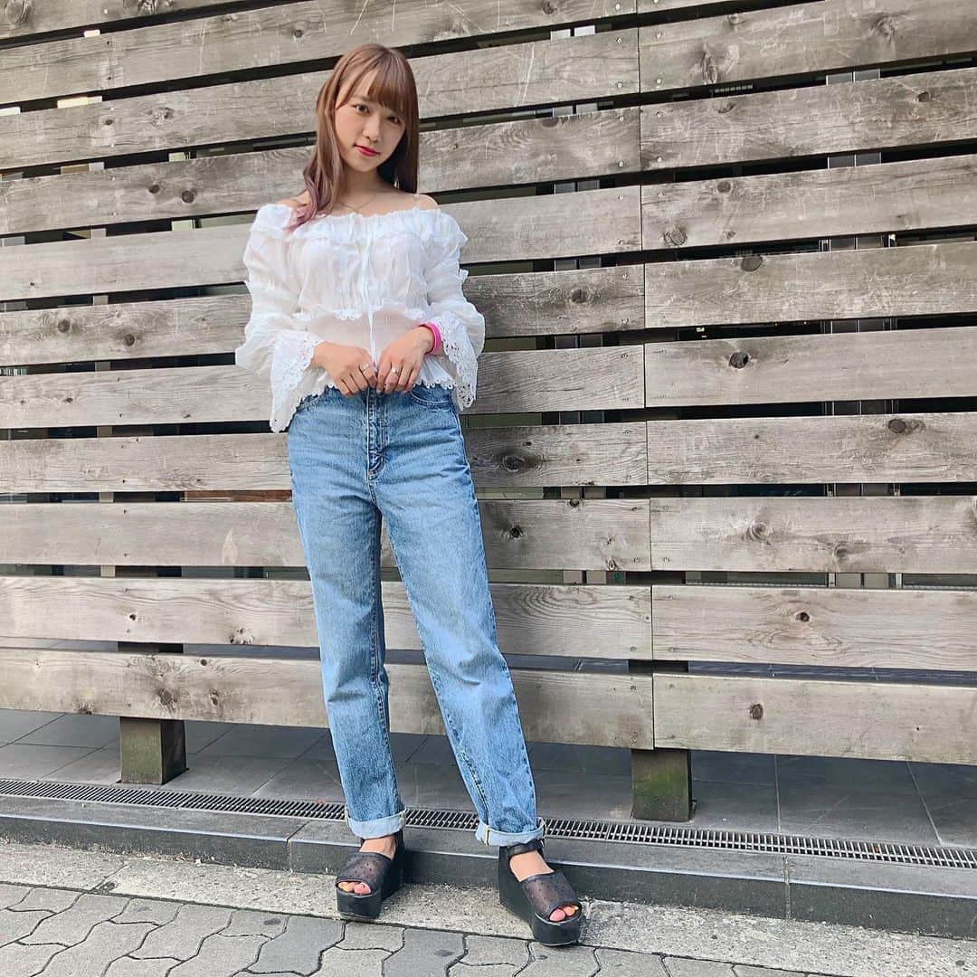 山本瑠香さんのインスタグラム写真 - (山本瑠香Instagram)「今日の私服🦋💭 . オフショルのブラウスに、久しぶりのパンツスタイル♪ . . . #ootd #私服 #今日のコーデ #beep #gu #wego  #ブラウス #オフショル #ジーンズコーデ #ハイウエストストレートジーンズ」8月26日 20時02分 - ruka_1010_team8