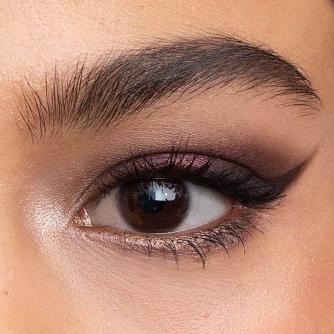 ボビイブラウンさんのインスタグラム写真 - (ボビイブラウンInstagram)「Adding a pop of purple to your smokey eye is easy when @romyglow shows us how. Swipe to see how to #wingit.  #BobbiBrown #purple #glitter #wingedliner #cateye#SummerBeauty #ShimmerEyeshadow #AllSkinTones #BeautyEssentials」8月26日 20時02分 - bobbibrown