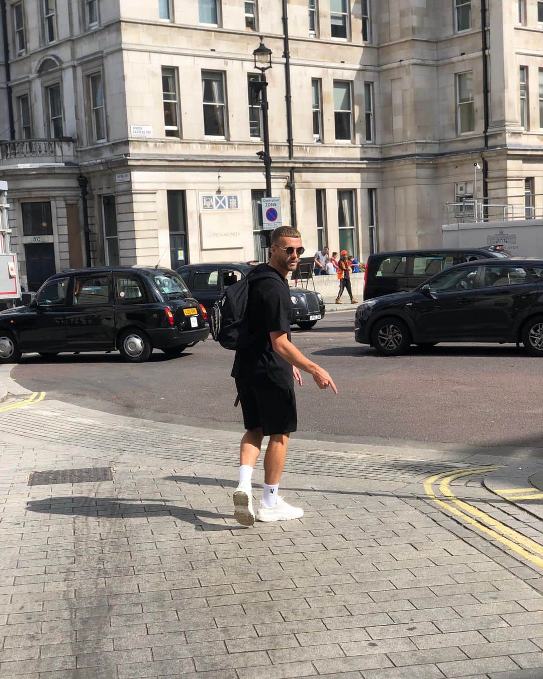 カラム・チャンバースのインスタグラム：「No town does it quite like my home📍 • Hope everyone’s enjoying their bank holiday!」