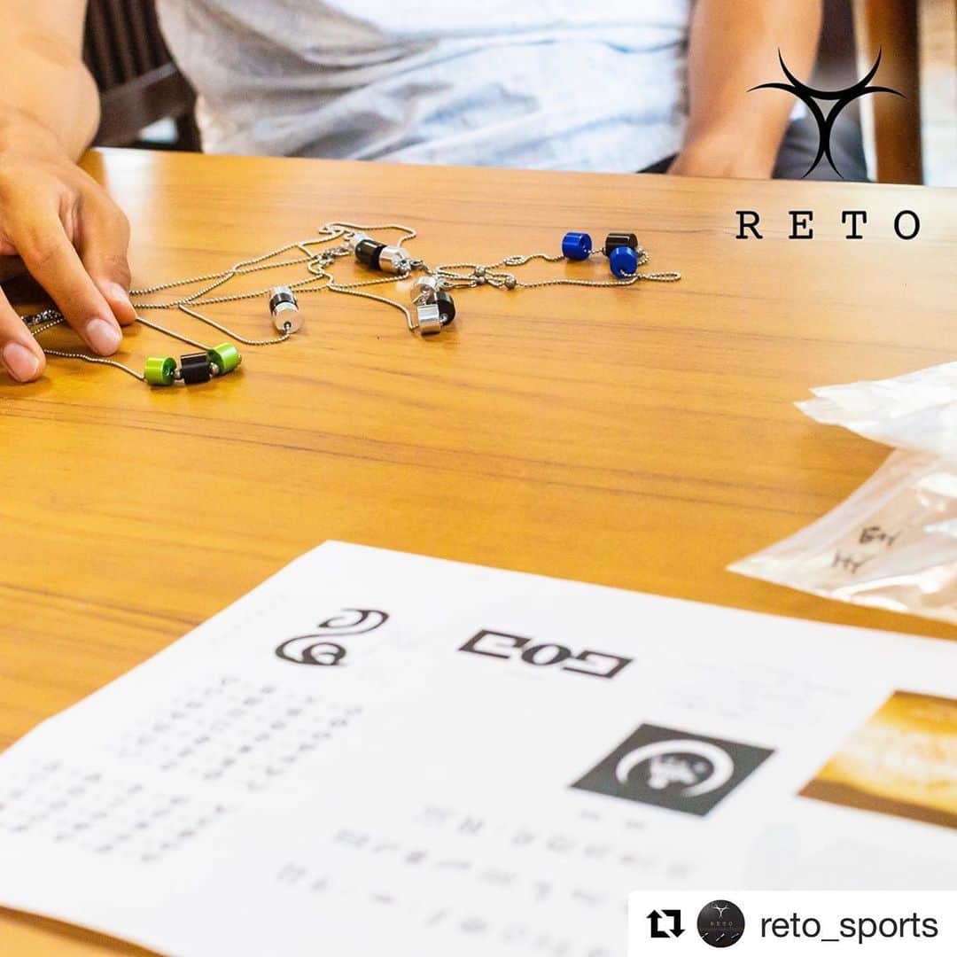 神野大地さんのインスタグラム写真 - (神野大地Instagram)「#Repost @reto_sports with @get_repost ・・・ reto製作中のバックグラウンドvol3 . こちらはretoのロゴデザインミーティングの一コマ。 . 最終的に現在使用されている3つの円をモチーフにしたロゴが採用されましたが、20個以上のロゴサンプルをデザイナーと共に繰り返しミーティングをし、一カ月程の期間を経て決まったお気に入りのロゴです！ . 注文、お問い合わせは以下のURLより https://reto-sports.com . #kaminodaichi #神野大地 #スポーツ #sports #marathon #マラソン #スポーツネックレス #ランニング #run #retoネックレス #ネックレス #スポーツアイテム #スポーツギア #athlete」8月26日 14時39分 - daichi_0913