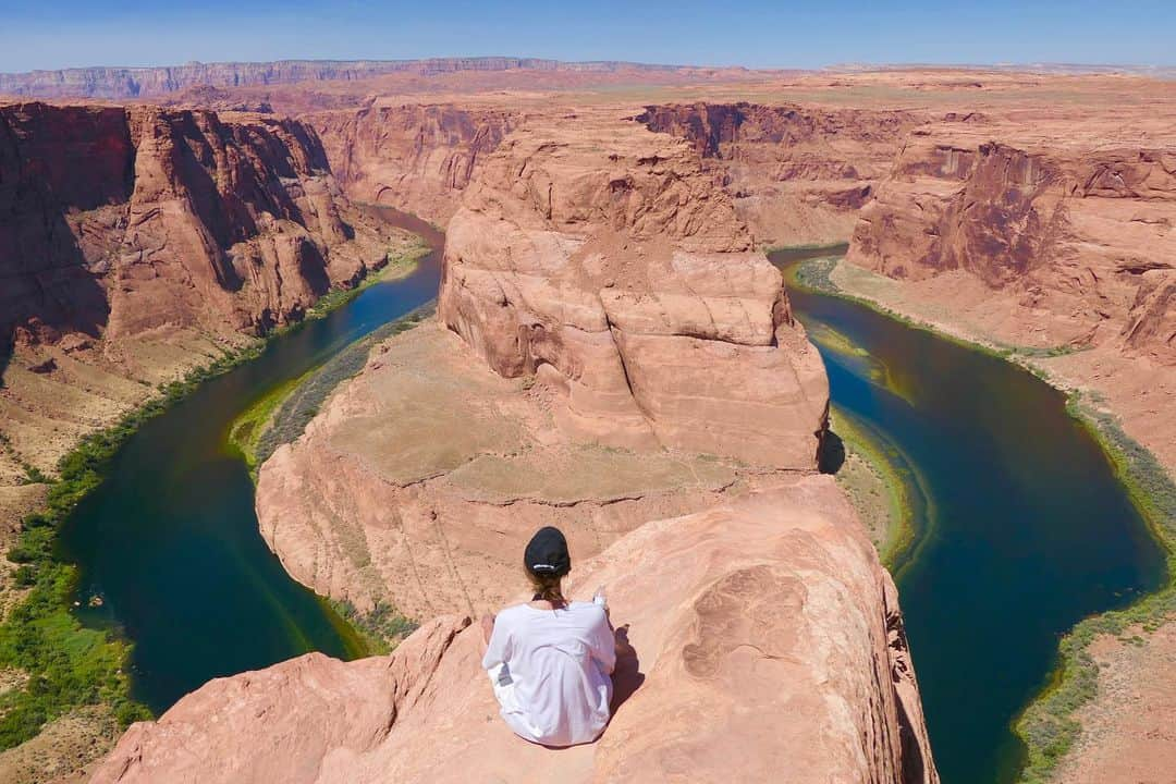 植野堀誠さんのインスタグラム写真 - (植野堀誠Instagram)「#Horseshoebend 下に見えるのはコロラド川は写真と動画じゃ伝わらないほどかなり高い。 この崖っぷちになっている辺りは、標高1280m前後でこのコロラド川は海抜975mということなので、高低差は300mほどらしい。 景色は最高だけど、こんな柵もない場所で落ちた人いるんじゃないかなあ？友人と話していたけど調べたら実際に落ちた人は、いた。。 皆さん行くときは気をつけて、危ない所にはいかないように。  ちなみに友人は怖いもの知らずで先端まで行って周囲からomg!omggg!!!と言われまくってました。 スライドで動画載せます」8月26日 14時40分 - makotouenobori