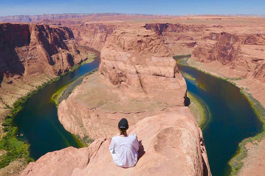 のインスタグラム：「#Horseshoebend 下に見えるのはコロラド川は写真と動画じゃ伝わらないほどかなり高い。 この崖っぷちになっている辺りは、標高1280m前後でこのコロラド川は海抜975mということなので、高低差は300mほどらしい。 景色は最高だけど、こんな柵もない場所で落ちた人いるんじゃないかなあ？友人と話していたけど調べたら実際に落ちた人は、いた。。 皆さん行くときは気をつけて、危ない所にはいかないように。  ちなみに友人は怖いもの知らずで先端まで行って周囲からomg!omggg!!!と言われまくってました。 スライドで動画載せます」