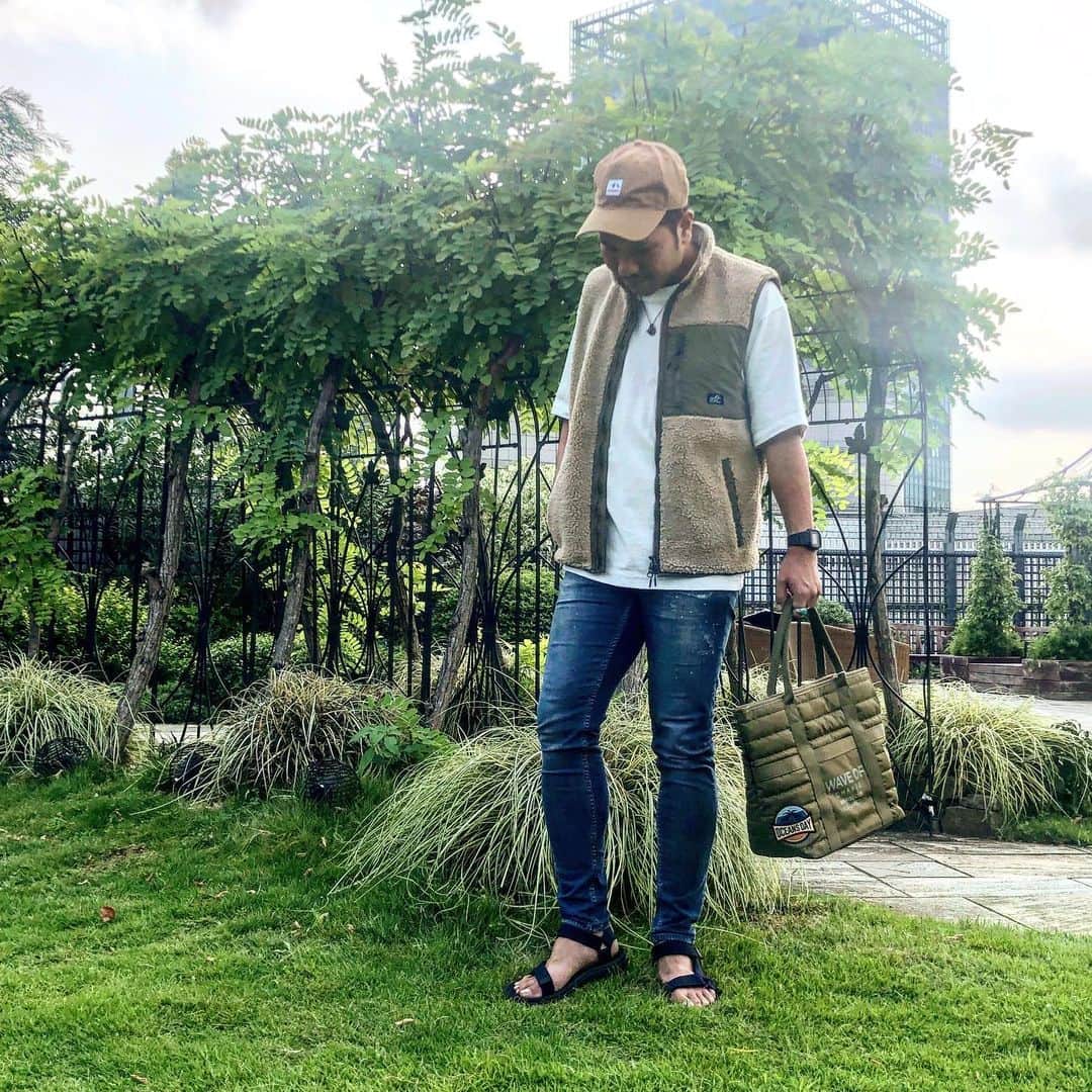 BAYFLOW 新宿店のインスタグラム：「【NEW ARRIVAL】 ✴︎ 皆さまこんにちは🌞 本日はmen'sの新作商品のご紹介です😊 ✴︎ ✴︎ No.848390 ボアスタンドVT size .S/M/L ¥6.900＋tax ✴︎ ✴︎ ボア素材ならではの起毛した暖かみのある表情がポイントです！ スッキリとしたシルエットの で秋の羽織から冬のインナー使いまで活躍すること間違いなしです😆✨ ✴︎ 太めのパンツに合わせるとストリート感も出せて、いろんなジャンルでコーディネート出来るのが良いですよ💡 ✴︎ それではお客様のご来店をスタッフ一同心よりお待ちしております🙋‍♀️🙋‍♂️ ✴︎ ✴︎ #bayflow#Indian#native#surf#dotstlook#beach#palmtree#denim#dnm#shopping##fashion#ootd#ベイフロー#スター#オーナメント#スターフィッシュ#サーフ#海を感じるインテリア#星条旗#カリフォルニアスタイル#西海岸スタイル#ネイティブ#サーフボード#ボア #もこもこアウター #アウトドア」