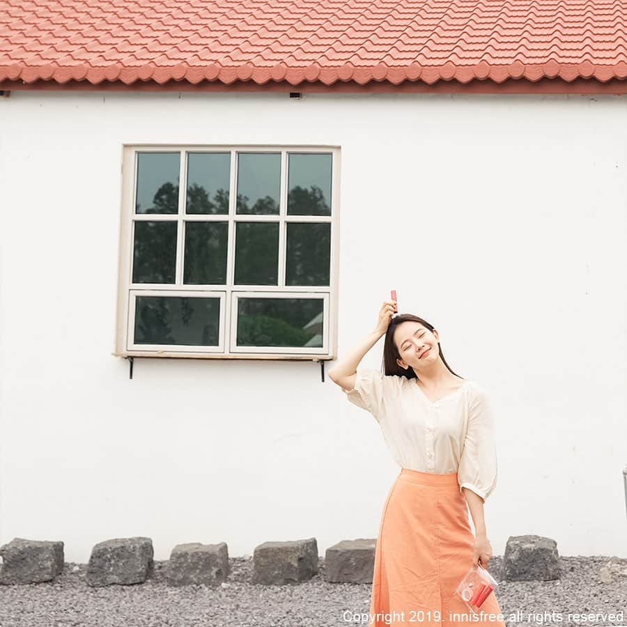 innisfree official (이니스프리) さんのインスタグラム写真 - (innisfree official (이니스프리) Instagram)「I found a spot that is perfect for me today! Taking a photo with the red roof in #CoralMood. #innisfree ⠀ 오늘의 나와 딱 어울리는 곳을 찾았어요! 빨간지붕과 #코랄무드 사진 남기기」8月26日 15時02分 - innisfreeofficial