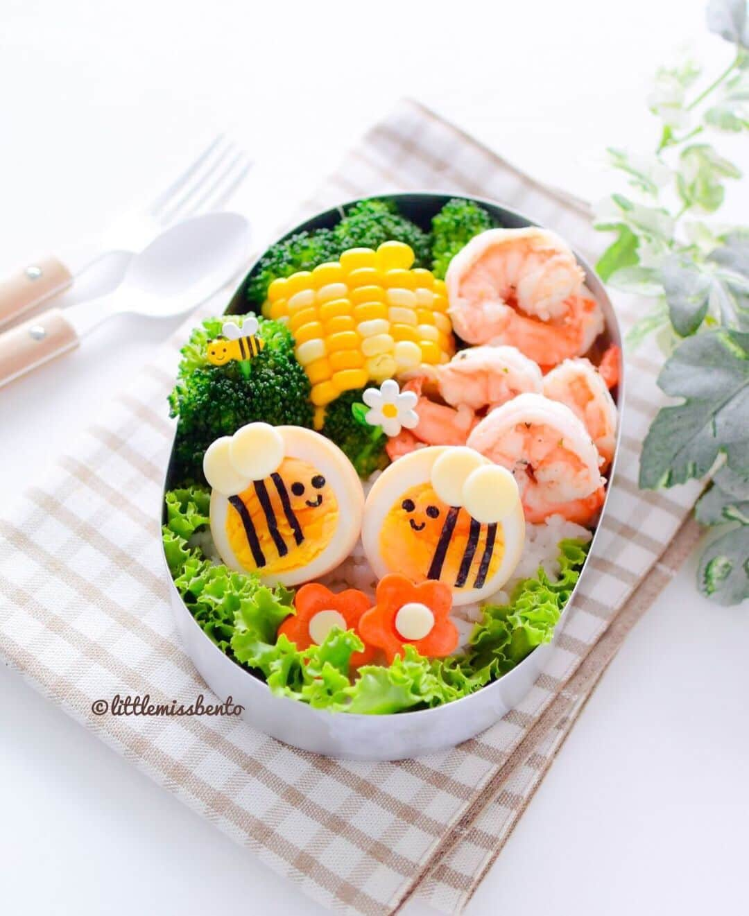 Little Miss Bento・Shirley シャリーさんのインスタグラム写真 - (Little Miss Bento・Shirley シャリーInstagram)「Sometimes all you need is some simple tasty ingredients to pack a cute lunch. Bumblebee 🍳 #littlemissbento」8月26日 15時11分 - littlemissbento