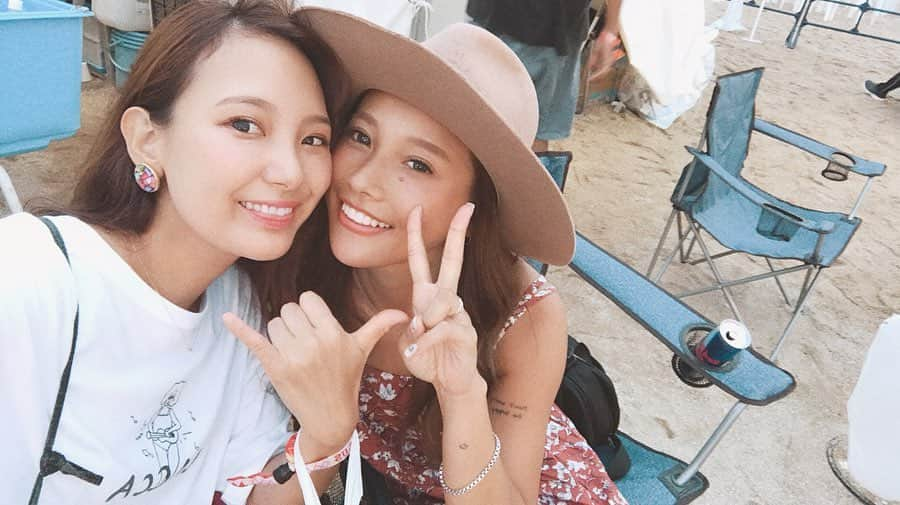 馬詰まほさんのインスタグラム写真 - (馬詰まほInstagram)「my sis.💋 . 飛んだサプライズで 大阪familyに会えた、嬉しすぎたなぁ🥰 . ほんまに愛が深い。 離れてても心は繋がってるってこのこと🖤 . たくさんの人達に声かけてもらって、大阪のみんなと楽しい時間を過ごせて🌈 . 体力の消耗すごかったけど最高な二日間!!! お仕事でホームに来れるのは最高に幸せ🤙🏾 . arigato🧡🧡 #musiccircus2019」8月26日 15時05分 - mahorin.1993