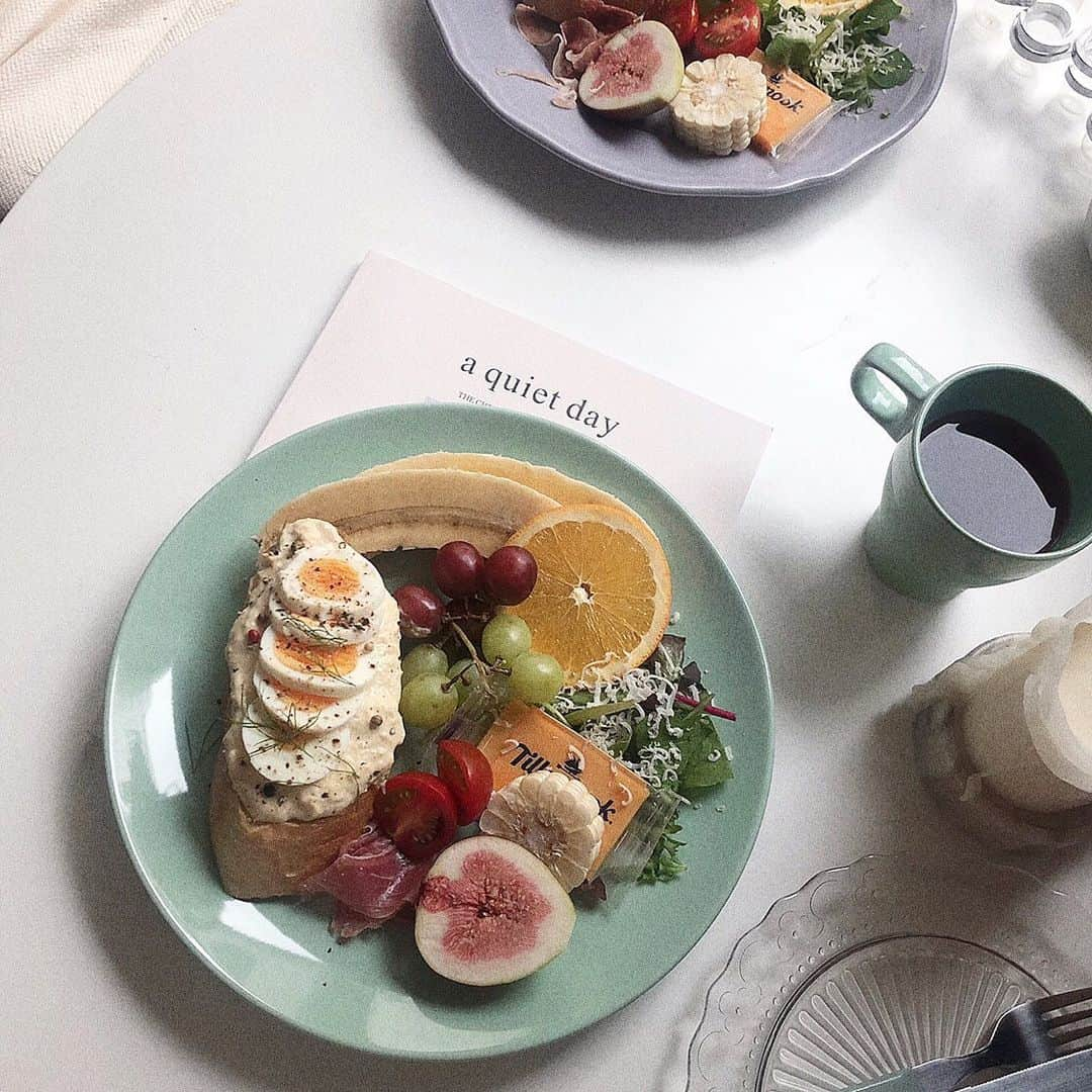 よねいはるかさんのインスタグラム写真 - (よねいはるかInstagram)「無花果は小学生ぶりに食べた。 おばあちゃんがよく実をスプーンでくり抜いて食べてたけど、皮ごと食べれるの知らなかった👵🏻🥄笑笑 . めぐさんのおウチは振舞って下さる物も 全部お洒落すぎて、カフェだった。 またお邪魔したいです🤭💓 @kasimegu  #kasimeguモーニング」8月26日 15時10分 - rabbit____2