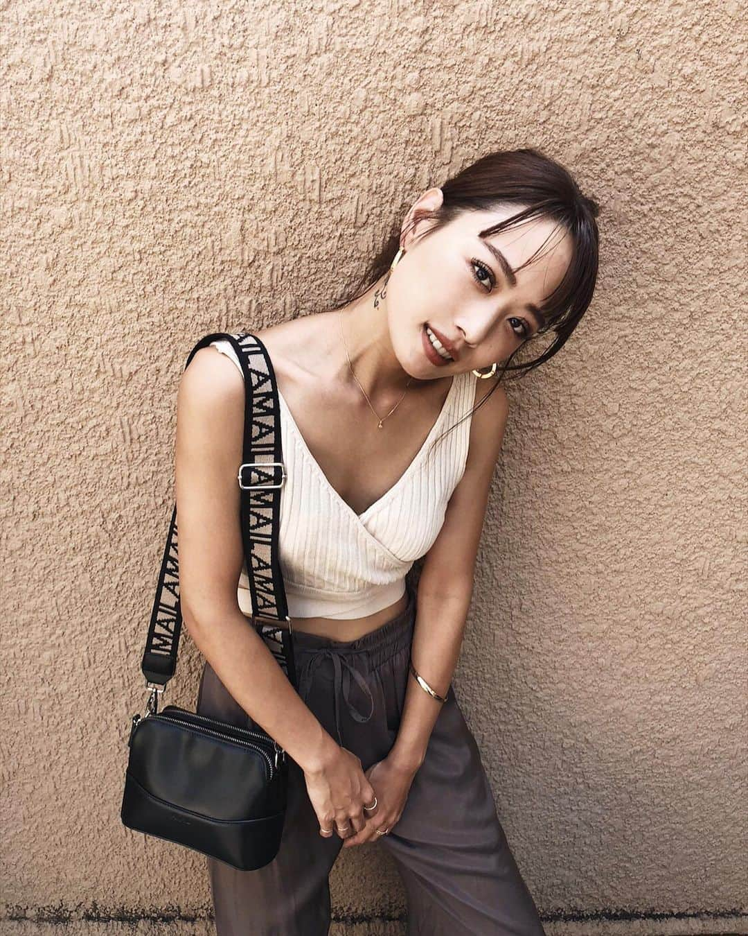 三方美穂さんのインスタグラム写真 - (三方美穂Instagram)「私服っぽく着れる水着🧡 やっぱりベージュが普段使いしやすいかな〜☺️ @amail_official  最近背中がすっきりしてきたから もう少し筋肉質になりたいな〜 #ベージュ #水着 #水着コーデ #ブラウン #アマイル #ゴールドアクセ #後ろ姿 #筋トレ女子」8月26日 15時15分 - mihomikata