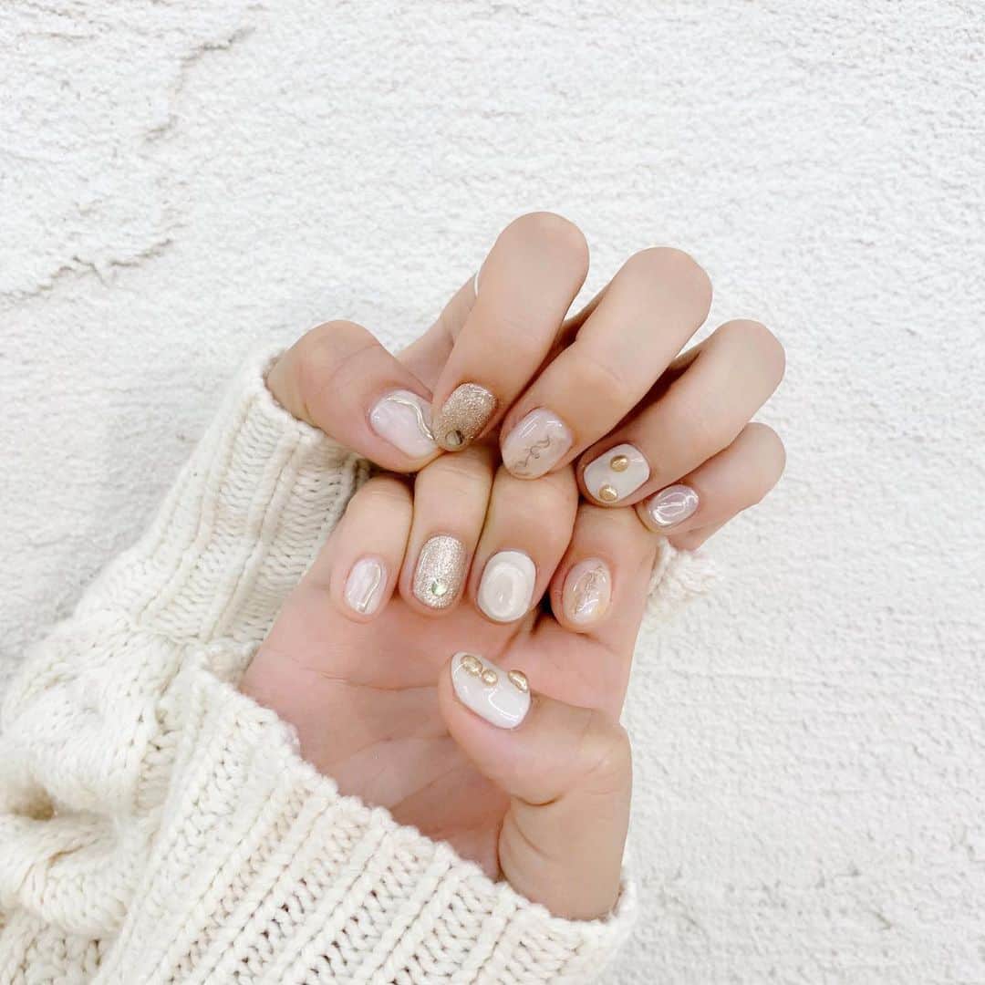 mina hinokuchiのインスタグラム：「. 福岡に帰省した時に @omiki_n にしてもらったネイル💅 “なんか白っぽい感じでお任せで〜🙏🏻”の一言で、可愛く仕上げてくれるみきちゃんのネイル♡ いつもありがとう♡ また帰ったら連絡するね〜✨ . #homefukuoka #nail #ネイル #ネイルデザイン #mina_ネイル」