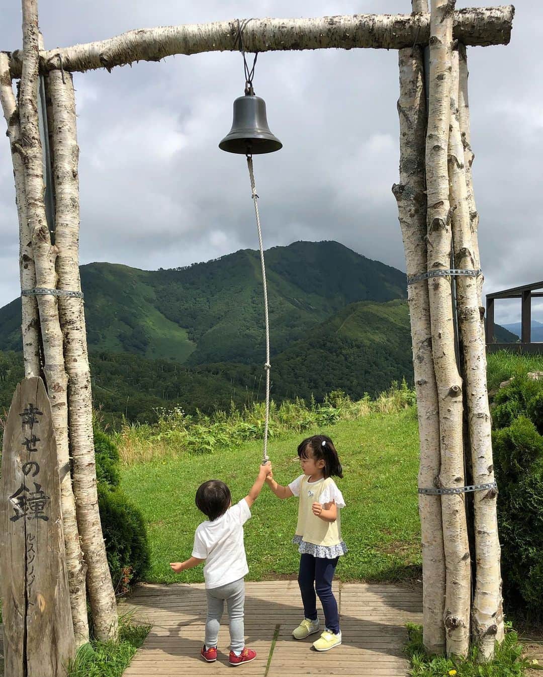 中岡由佳さんのインスタグラム写真 - (中岡由佳Instagram)「羊蹄ゴンドラで山頂へ。幸せの鐘を鳴らし羊蹄山を眺めました。山頂からの眺めは素晴らしい！ #myrusutsu #kids #北海道」8月26日 15時34分 - yuka_nakaoka