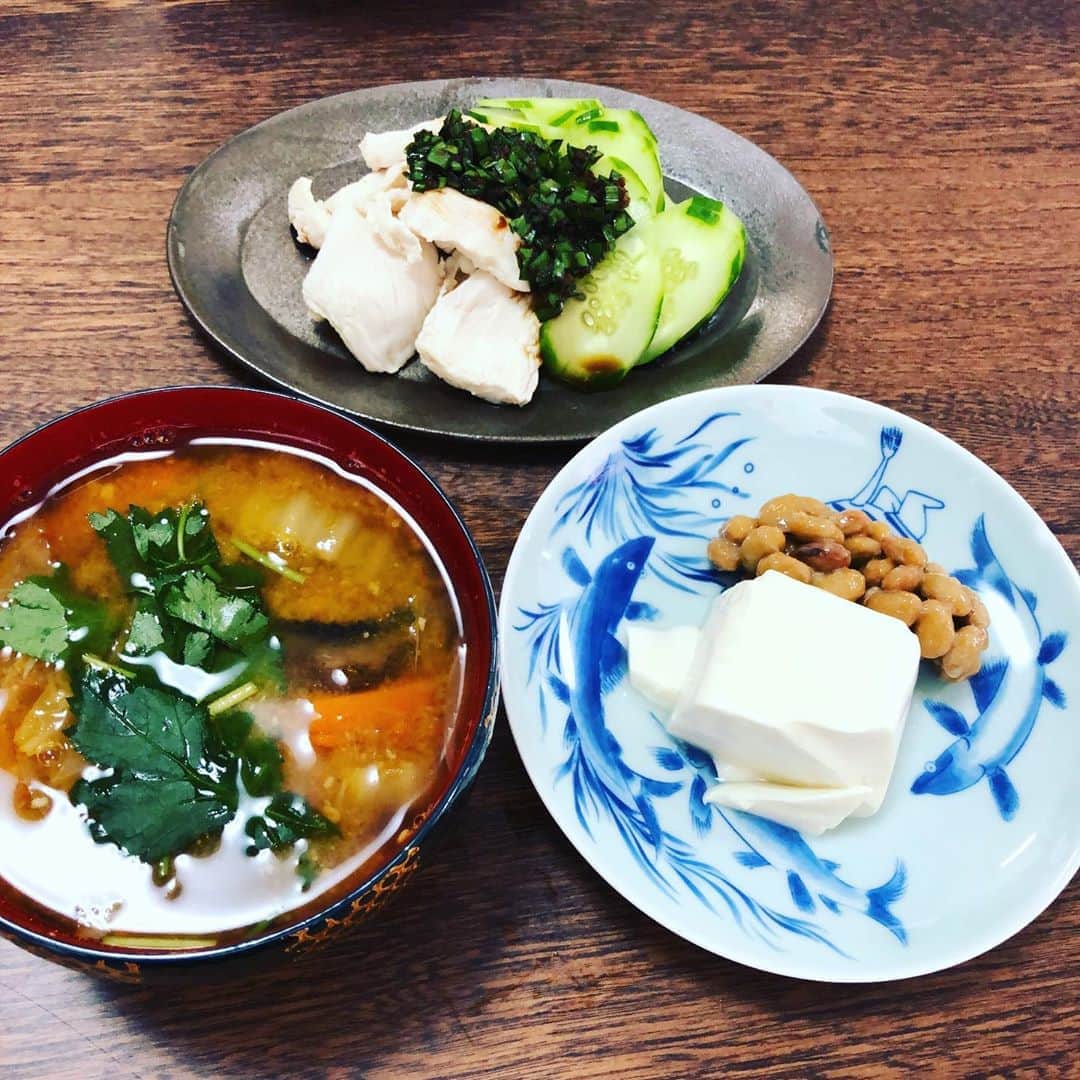 久保ミツロウのインスタグラム：「回復食。三週間ぶりのプロテインじゃない食事。ル・クルーゼで野菜の重ね煮作って一部を味噌汁に。泣けるほど美味い。ニラ醤油ダレ極上。」