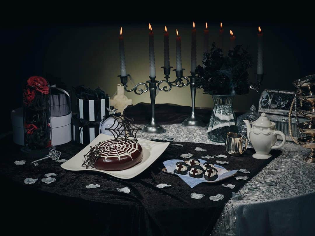 のインスタグラム：「9月7日(土)から始まるハロウィーンデザートビュッフェ「Trick or Tea time」からスイーツをご紹介第2弾♪👻☕️✨ . 「スパイダーウェブ・ムース」🕸 濃厚なダークチョコレートとホワイトチョコレートの2層のムースケーキです。 生チョコのような滑らかでクリーミーな口当たりがやみつきになる、チョコレート好きにこそ贈りたい渾身の一品🍫表面は宝石のようにつやつやと美しく輝き、トップにはホワイトチョコレートでくもの巣の模様が描かれています🕸ダークで妖艶なビジュアルと、甘くとろける味わいをお楽しみください。 「ゴシック・プチシュー」 ちょこんと手に乗る可愛いサイズのモノクロのプチシューは、ゴーストたちのコフレをイメージしています💄竹炭をシュー生地とクッキー生地に練りこみ一緒に焼き上げ、生地の間には真っ白なクリームを挟みました。キラキラと光るアラザンが煌びやかで怪しげなお茶会を盛り上げてくれること間違いなしです。 . ご予約、詳細は公式ウェブサイトから♪ . #ヒルトン東京ベイ #ヒルトン #舞浜 #東京ディズニーリゾート  #ハロウィン #ハロウィーン #トリックオアティータイム #お茶会 #ティーパーティ #アフタヌーンティー  #スイーツ好き  #hiltontokyobay #hiltonsweets #maihama #tokyodisneyresort #halloweensweets #trickorteatime #halloween #dessertbuffet #hilton #buffet #sweetslover  #instafood #instafood #follow」