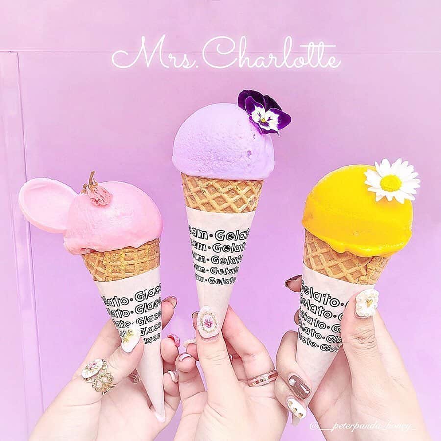 ローリエプレス編集部さんのインスタグラム写真 - (ローリエプレス編集部Instagram)「残暑もかわいいアイスクリームでひんやりしよ♡﻿ ﻿ コロンとしたフォルムに、ちょこんとお花が乗ったアイスがかわいい！﻿ ﻿ 人気の#mrscharlotte は、9月まで出店延長！ まだ行ったことがない人は #中目黒カフェ巡り のリストに追加して♡﻿ ﻿ 📍 @mrs_charlotte_foodtruck ﻿ ※出店期間、営業日は公式SNSをチェック！﻿ ﻿ Thank you🙏💕﻿ @___peterpanda_honey_  @luv_barbie_pink ﻿ ﻿ ﻿ ﻿ ﻿ ﻿ ﻿ ﻿ ﻿ ﻿ ﻿ #ローリエプレス #中目黒カフェ」8月26日 15時48分 - laurier_press