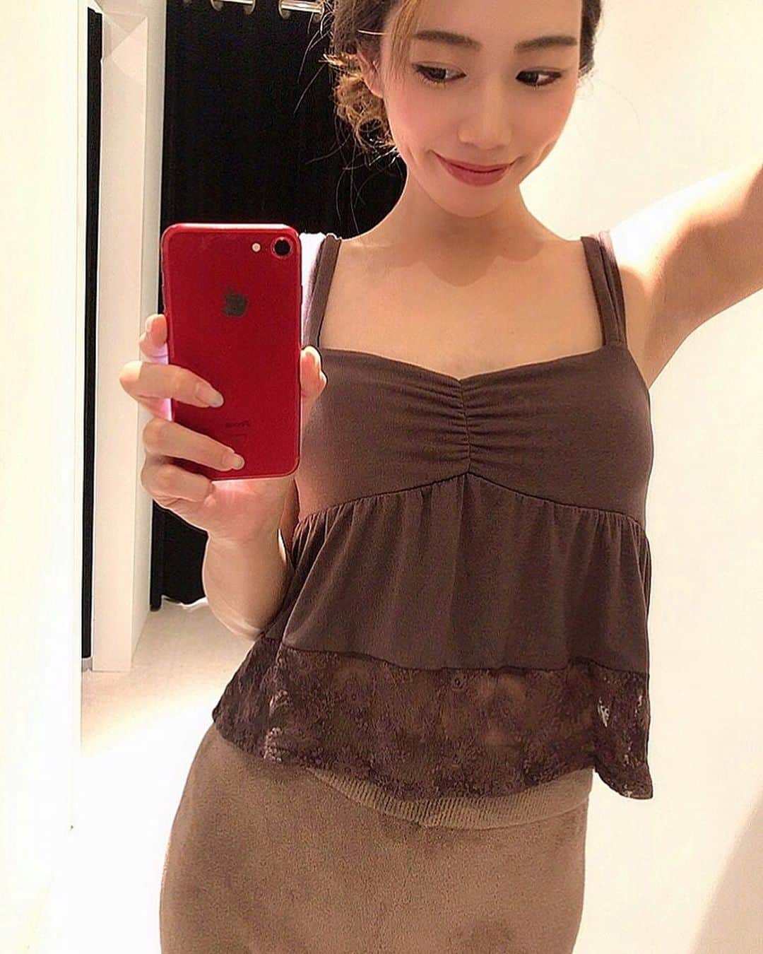 Ravijour札幌4丁目プラザ店のインスタグラム：「ソフトレース キャミソール ¥6,290+tax（ブラウン着）  お家でのRelux Timeに最適なキャミソール🧸💕 詳しくはブログ更新中！ TOPのURLからCHECK✔︎ #Ravijour #ラヴィジュール #RavijourStaff #Ravijoursapporo #ravijourofficial」