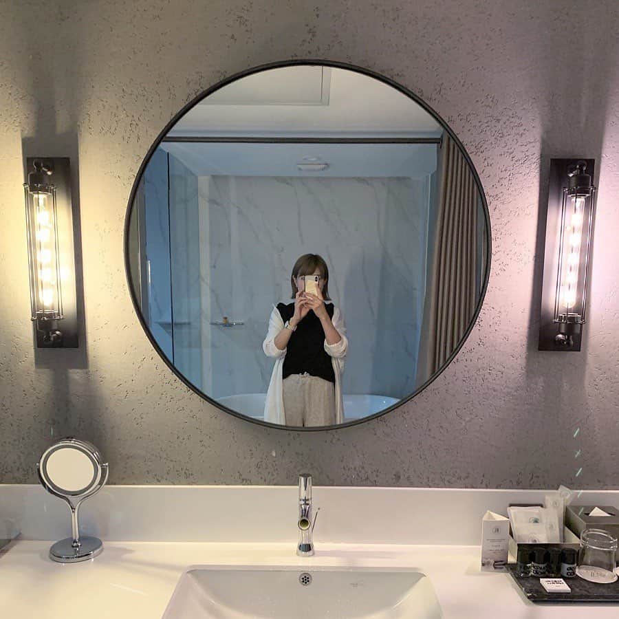 Mie Kawanoのインスタグラム：「形がお気に入りのTシャツ✔️ 今回の韓国でのコーデは子連れだったので 動きやすさ重視しました♪ @allumerofficial ガウンは日よけにも 冷房対策にもすごく重宝します☺︎ #楽天roomに載せてます  #roomインフルエンサー  _____________________________________________ #hotel28 #hotel28myeongdong #myeongdong #ホテル28明洞  #coordinate #code #mamacode #mm6 #韓国旅行  #コーデ #コーディネート #ママコーデ  #instagood #instafasion」