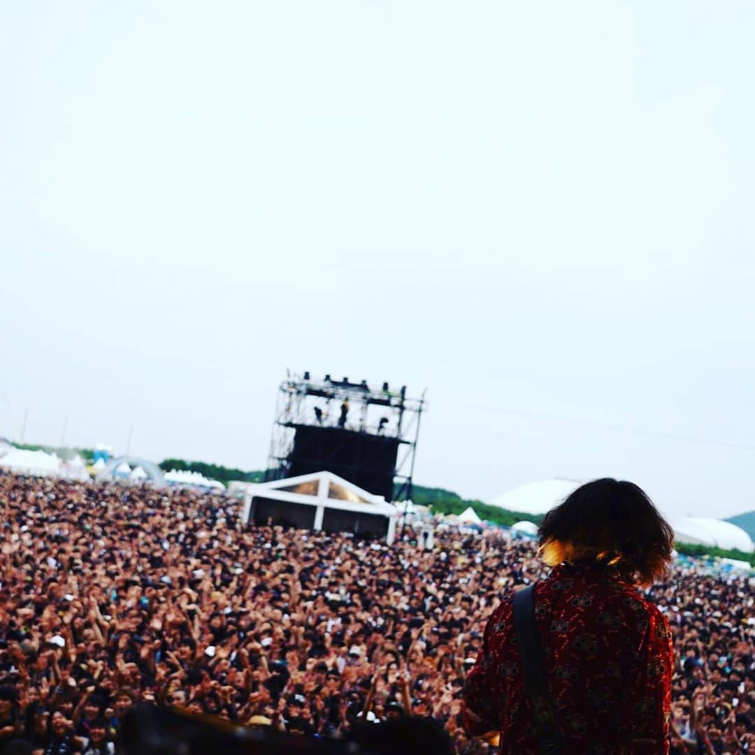 磯部寛之のインスタグラム：「Thank you WILD BUNCH! Nice crowd made the perfect weather even better. Had a lot of fun, thank you all for coming. See you soon! Hiro ワイルドバンチありがとうございました。沢山の人に集まってもらって、気持ち良い天気も更に気持ち良く感じました。楽しかったです。また近々お会いしましょう。 ひろ #alexandros #wildbunchfest #yamaguchi #山口県 #風 #が #めっちゃ #気持ち #良かった #ありがとう #またね」