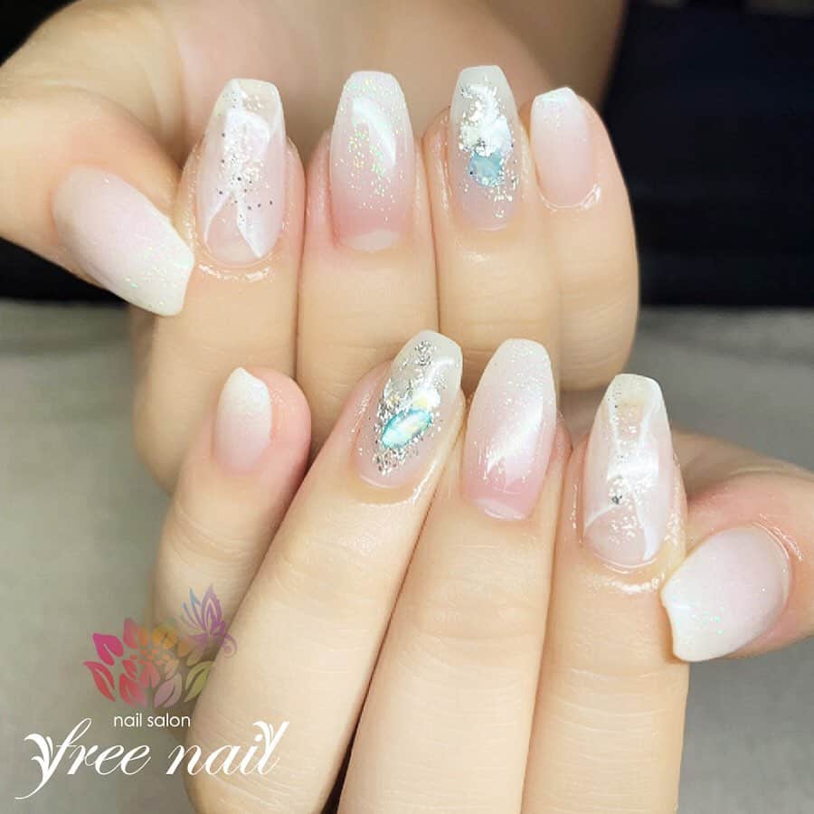 free nail フリーネイルのインスタグラム：「. お客様ネイル💅🏻🌻✨ . クリア大理石ネイル💠✨ . 涼しげ透明感🐚💫 . スワイプして動画も見てね☝︎⇨🎬✨ . ご来店ありがとうございました🙇🏻‍♀️🙇🏻‍♀️🙇🏻‍♀️💗 . #ネイル #フリーネイル #ネイルアート #ジェルネイル #ネイルサロン #大阪ネイルサロン #ネイルデザイン #ネイルチェンジ #サマーネイル #大理石ネイル #シェルネイル #ラメネイル #グラデーションネイル #透明感ネイル #ホワイトネイル #クリアネイル #デザインネイル #トレンドネイル #ロングネイル #スクエアネイル #夏ネイル #美甲 #日式美甲 #summernails #nailsart #nailsalon #nailsdid #newnails #newnail #freenail」
