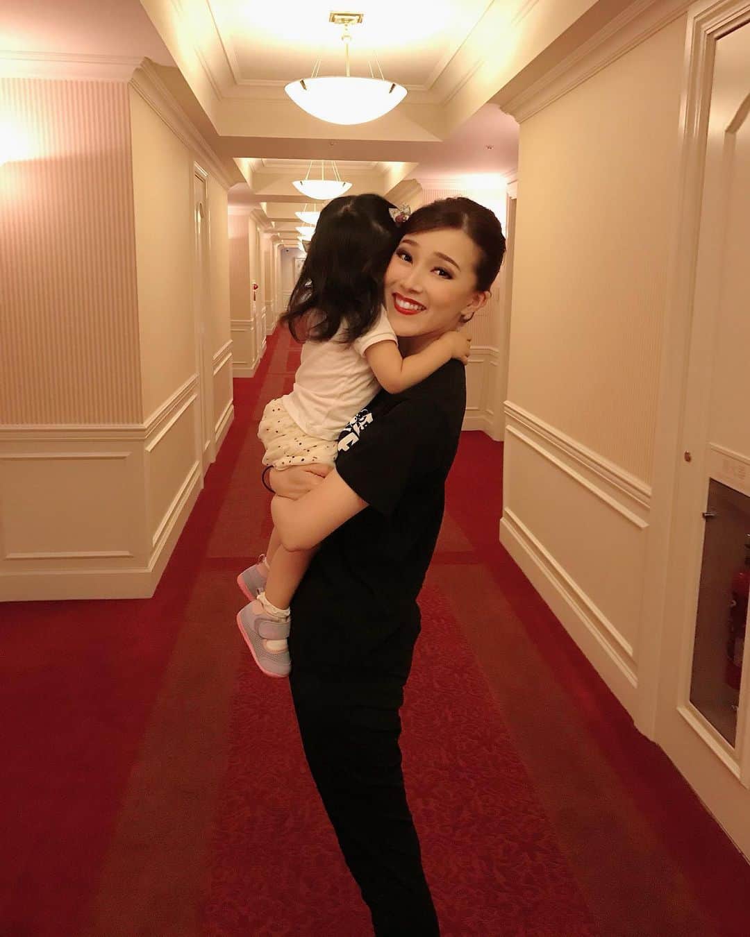 彩星りおんのインスタグラム：「She gave me a big hug after the show.﻿ ﻿ 終演後、娘が走ってきて抱きしめてくれました🥺﻿ 寂しかっただろうけど、よく頑張ってくれました。﻿ お休みの間、いっぱいいっぱい遊ぼうね💓﻿ ﻿ #母娘﻿ ﻿#hugging」