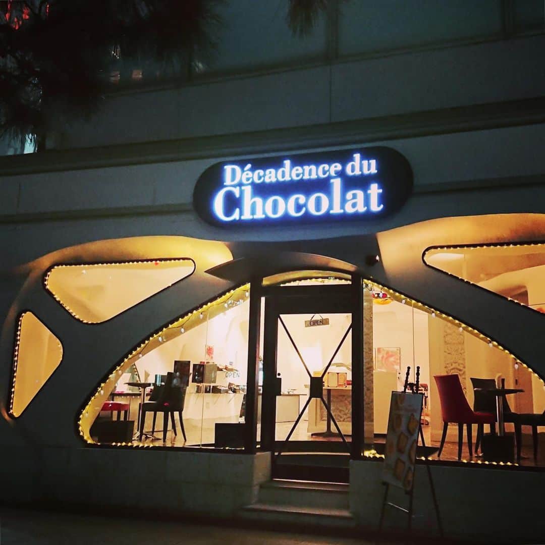 Decadence du Chocolatさんのインスタグラム写真 - (Decadence du ChocolatInstagram)「. 本日から #デカダンスドュショコラ銀座  #アカウント ができました！  是非フォローを お願いします🙇‍♂️ #デカダンスドュショコラ  #銀座 #京橋 #スイーツ巡り  #チョコレート #ショコラ」8月26日 16時20分 - decadence_du_chocolat