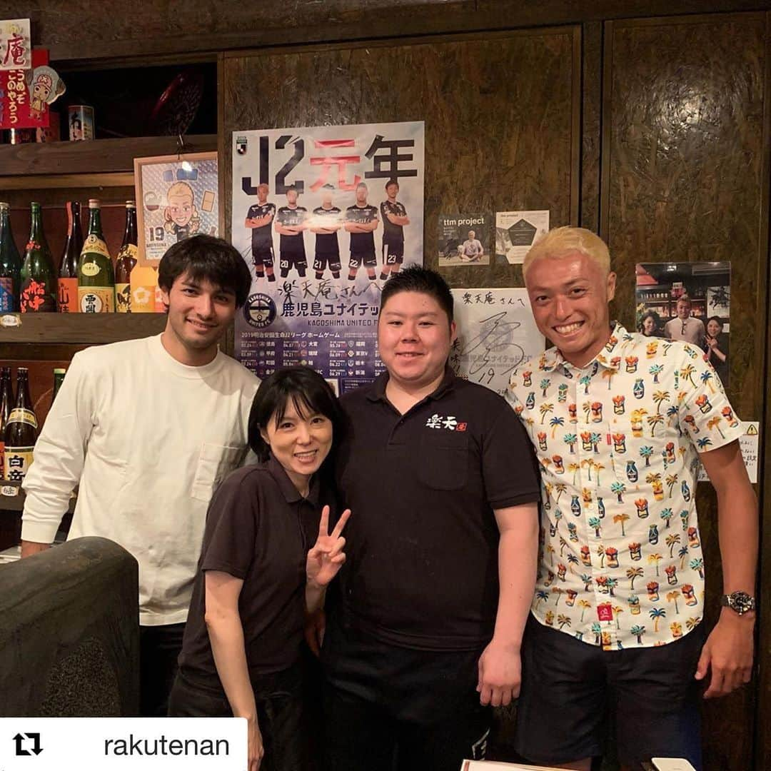 堤俊輔さんのインスタグラム写真 - (堤俊輔Instagram)「#Repost @rakutenan with @get_repost ・・・ 昨夜 @shunsuketsutsumi.19  と、福岡時代共にご活躍された金城クリストファー達樹さんにご来店いただきました✨  サイン入りうちわも頂きました、ありがとうございます🤩  かぼすドリンク気に入っていただけたようで、嬉しいです😊  またのご来店お待ちしております🥰 💛串は1本100円にてご提供させて頂いています🤩 💚当店では、綺麗な油にこだわり、毎回新しい油(オリジナルブレンド)を使用しています👍🏻 💙衣には豆乳をブレンドし、美容にも効果抜群😍  自ら南部鉄器で仕上げる天ぷらを是非ご賞味ください✨  #楽天庵 #てんぷら #天ぷら #福岡天ぷら #天神天ぷら #鹿児島ユナイテッドfc  #舞鶴天ぷら #金城クリストファー達樹  #ツツスタグルメ #福岡ディナー #plantel #堤俊輔  #うちわ #福岡 #博多 #天神  #舞鶴 #大名 #JAPAN #高速wifi  #travel #福岡グルメ #福岡堤 # #dinner #fukuoka #hakata #tempra #후쿠오카 #먹스타그램」8月26日 16時21分 - shunsuketsutsumi.19