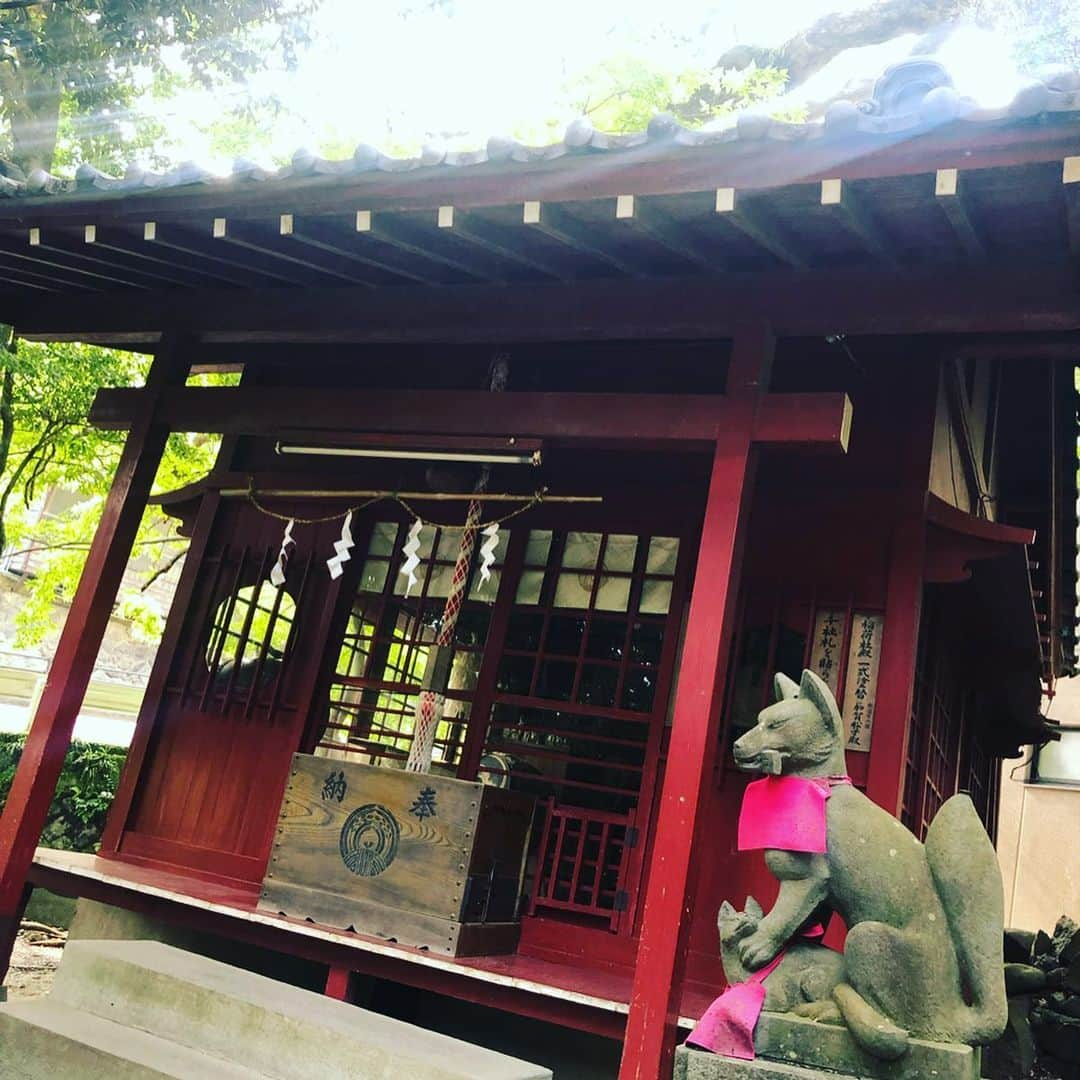 風輝駿さんのインスタグラム写真 - (風輝駿Instagram)「. 先週りりこと1泊2日の弾丸熱海旅行ってきました👏🏻 . 1日目 . 到着してからまずお家で腹ごしらえ(せっかく熱海来たのにコンビニ&マックという😂) 日が傾くまでおしゃべりして… 近所の来宮神社を参拝⛩ おみくじも引きました🙌🏻 小さい頃から熱海はよく来ているのですが、、 来宮神社含め熱海はいっぱい観光客で賑わっていて凄かったです！！ . その後、海には入らなかったけどポケモンGO(私はやってません）をやりながら海岸まで降りて海沿いを散歩🎶 りりこオススメのお店でビール片手に美味しい海鮮を頂いて🍻 また散歩しながらお家までふらふら戻りました 温泉にゆーっくりつかって、その後は恒例のハリーポッター鑑賞会 これりりことお泊りすると恒例なんですがw いつもは途中で脱落するけど珍しく全部見れた🤣 . . . 久々の#熱海  #宝塚歌劇団 #同期 の#潤奈すばる りりことはよく遊びます この日はりりこがハマってる#ポケモンgo にちなんで一応#ポケモンコーデ  2人とも#水タイプ だけどわかるかしら？笑 #来宮神社 は#縁結び の#パワースポット らしい☝🏻 #おみくじ が当たっていて🤭 #浜焼き貴美 さんの#海鮮 と#ビール からの#温泉 は最高でした🤤 #ハリーポッター は#炎のゴブレット を見ました あれわりとショッキング😣」8月26日 16時31分 - shun.721.miki.125