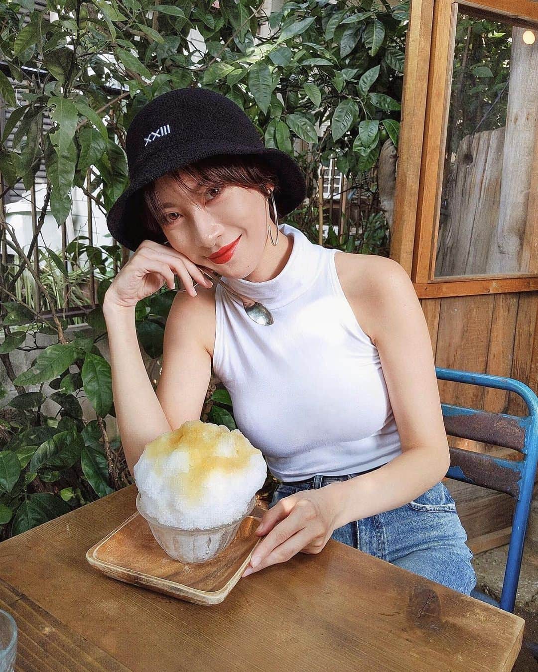 ソンイのインスタグラム：「たまたま空いてて堪能できた🍧🍋🎐 夏のかき氷専門店は大行列だから毎年諦めて "秋冬に通いつめる派かきごおりすと" です😂🍧 バケットハットは @cestvingttrois23 ので色違いも欲しくなるほどお気に入り🖤 #ごーらー #かき氷 #かきごおりすと」