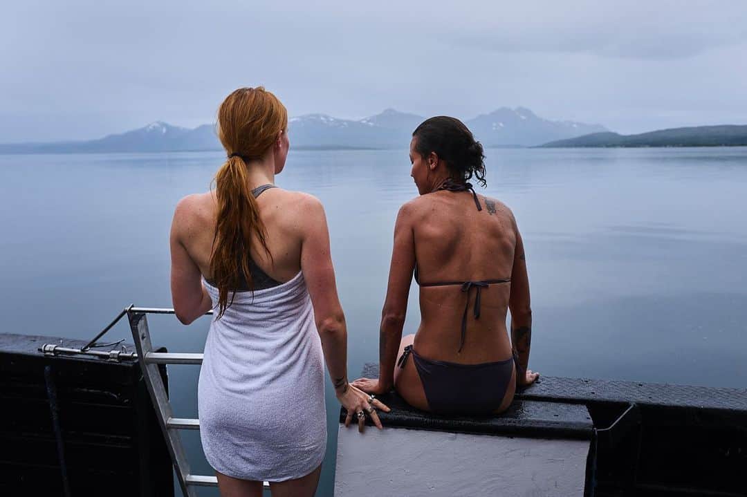 アイコナ・ポップさんのインスタグラム写真 - (アイコナ・ポップInstagram)「We had the luxury to jump on a sauna boat and breathe for a while before leaving Tromsø och going back to our chaos. And you Icons know how much we love saunas💙 📷 @yoyelapogian」8月26日 16時29分 - iconapop