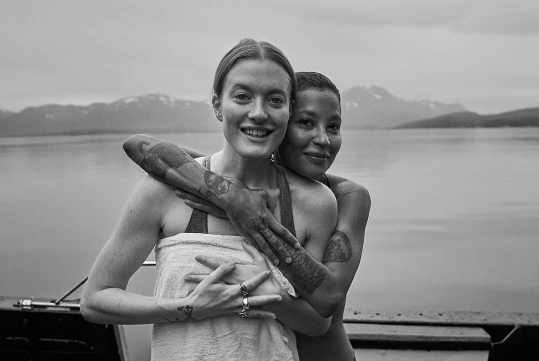 アイコナ・ポップさんのインスタグラム写真 - (アイコナ・ポップInstagram)「We had the luxury to jump on a sauna boat and breathe for a while before leaving Tromsø och going back to our chaos. And you Icons know how much we love saunas💙 📷 @yoyelapogian」8月26日 16時29分 - iconapop