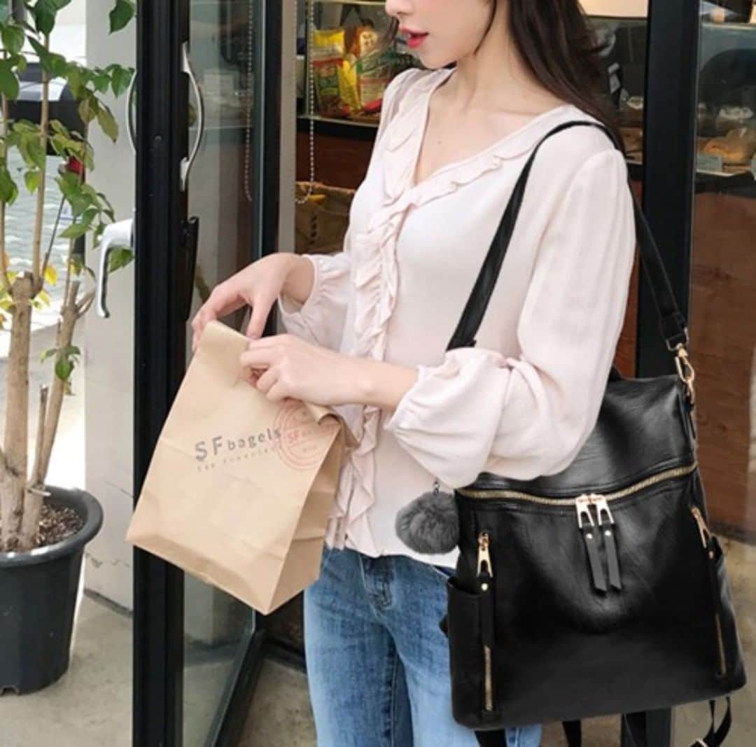 maison de LATIRのインスタグラム：「トレンドライクな可愛いサイズとファーボンボンのついた、トートとしてもリュックとしても使える2wayバッグ。 デザインはシンプルを追求して大人の女性が持てるようになっています。 カジュアルすぎない上品なフォームで使いやすいので、デイリーにお勧めです！ . お求めはコチラから▼▼ @maison_de_latir #maison_de_latir #https://shop-list.com/women/brand/maison-de-latir/」
