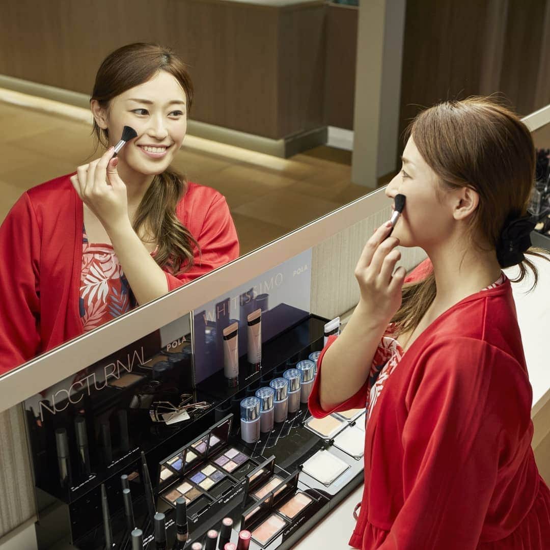 スパ ラクーア公式のインスタグラム：「. 【気になるコスメを試し放題💄】 . 女性パウダーコーナー内に、専用のブラシセット(100円)をご購入いただくと、最新コスメが使い放題の『コスメティックバー』があるのをご存知ですか？✨ . ベースメイクからアイシャドウ、チーク、リップ、さらにビューラーまで…化粧ポーチ不要の充実ラインナップです💋コスメ用品を全く持っていない💦という日でも、安心して訪れることができますよ🌼 . ご用意しているのは、POLAの｢WHITISSIMO｣と｢NOCTURNAL｣、kaneboの｢KATE(@kate.tokyo.official_jp )｣シリーズです✨ 信頼ブランドのコスメなのも嬉しいポイント💡 . 普段自分が持っているものとは違った色味を試して、新しいメイクに挑戦してみるのも楽しいですよ💄 お出かけやデート、出勤の前に、綺麗にメイクアップして、新しいワタシを楽しみませんか？ . #スパラクーア #スパ #ラクーア #日帰り温泉 #温泉 #サウナ #岩盤浴 #デトックス #リラックス #女性限定 #手ぶら #メイク #コスメ #化粧品 #pola #whitissimo #nocturnal #kanebo #kate  #ワタシのためにひと肌ぬごう」