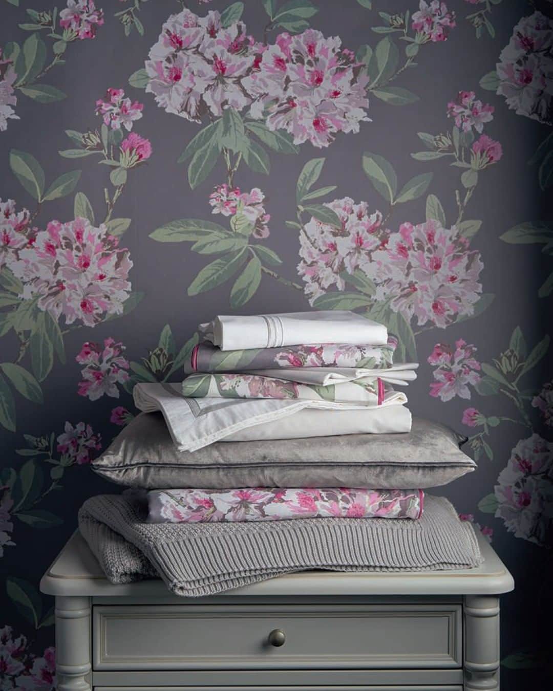ローラアシュレイのインスタグラム：「From bedlinen to bookcases, curtains to cabinets, we've got everything you need to update your home in an instant. Don't miss out on our amazing Bank Holiday 40% off* prices. Hurry, ends tonight!」