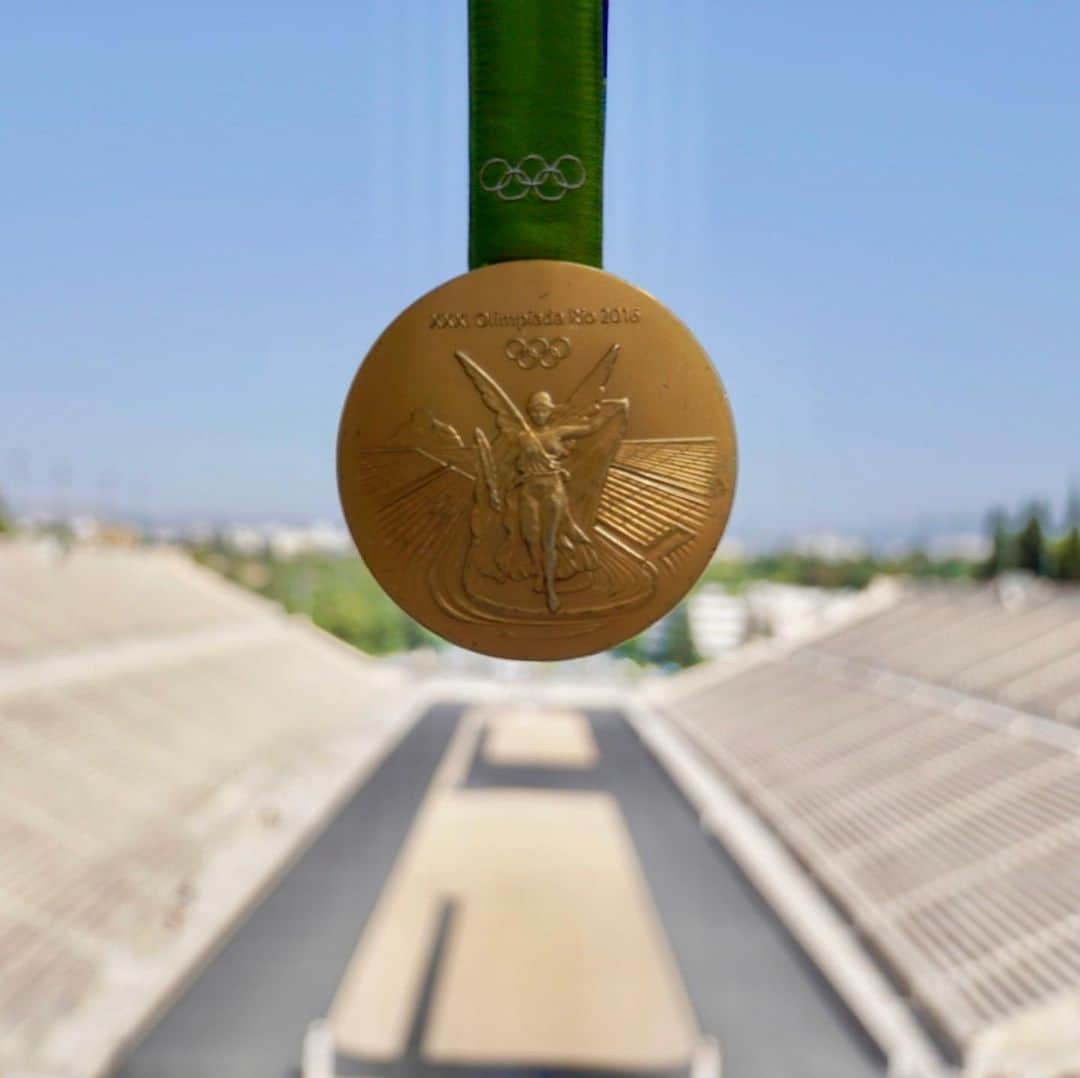 アダム・ピーティさんのインスタグラム写真 - (アダム・ピーティInstagram)「Decided to bring my Olympic Gold to the OG Stadium. Big year ahead 📈🔥 @olympics」8月26日 16時56分 - adam_peaty