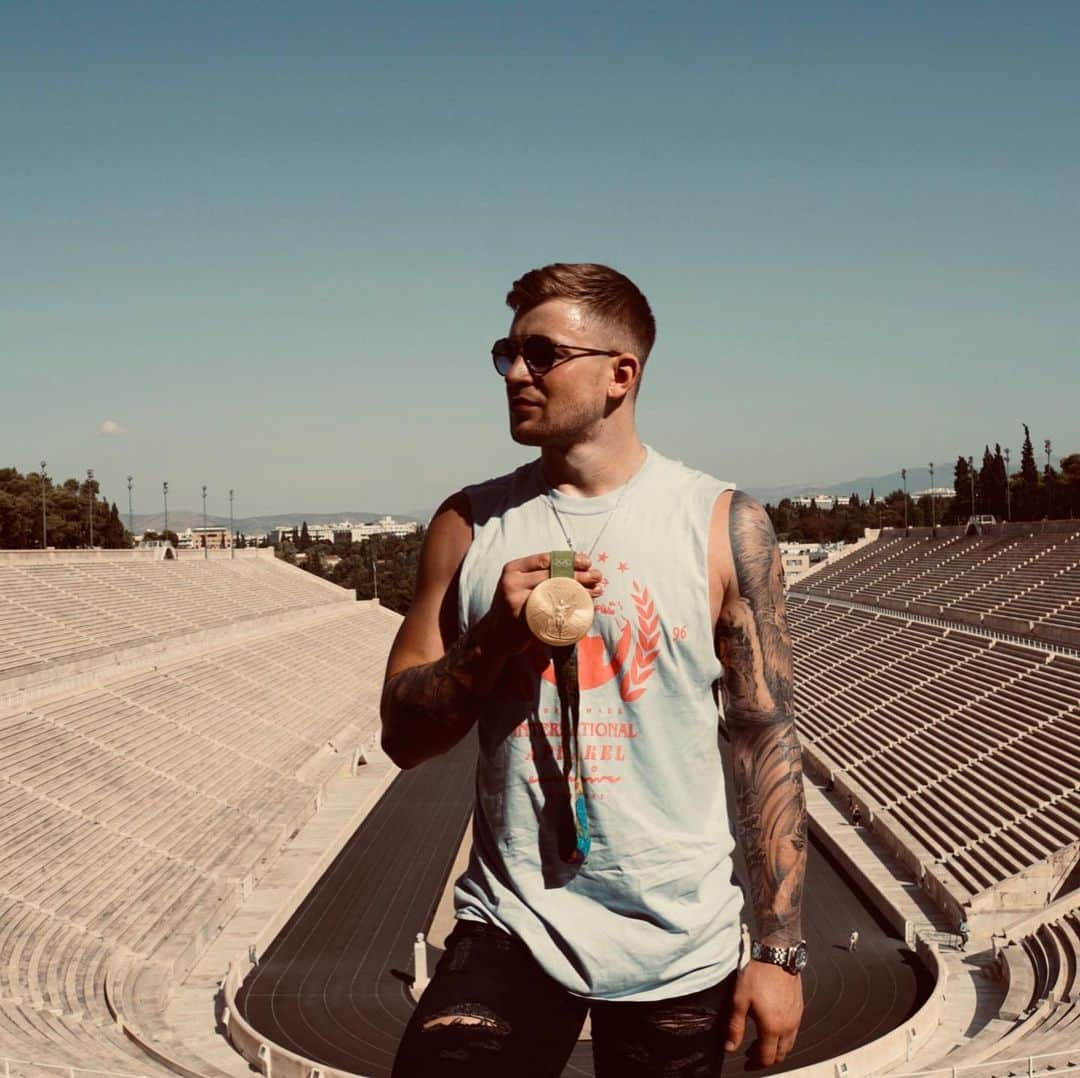 アダム・ピーティさんのインスタグラム写真 - (アダム・ピーティInstagram)「Decided to bring my Olympic Gold to the OG Stadium. Big year ahead 📈🔥 @olympics」8月26日 16時56分 - adam_peaty