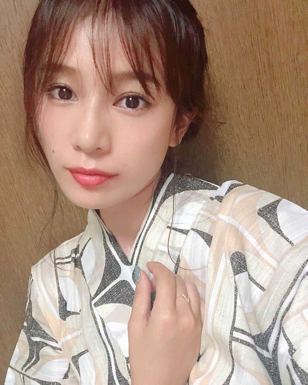 青木英李さんのインスタグラム写真 - (青木英李Instagram)「ストーリーの写真で使用しているリップの質問が沢山きていたのでご紹介💋 #ルージュディオールウルトラルージュ 999 ・ 和モダンな浴衣に合わせて、パキッとした赤いルージュ。室内で見るとこんな発色(画像３枚目)あれ、少し色落ちちゃってるかも。笑 ・ ・ #dior #lipstick  #diormakeup  #浴衣 #リップ」8月26日 16時49分 - eriaoki_official