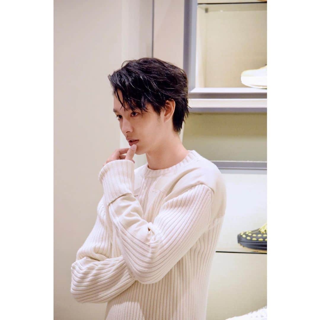 のインスタグラム：「穿上BV 好像有變帥😂」
