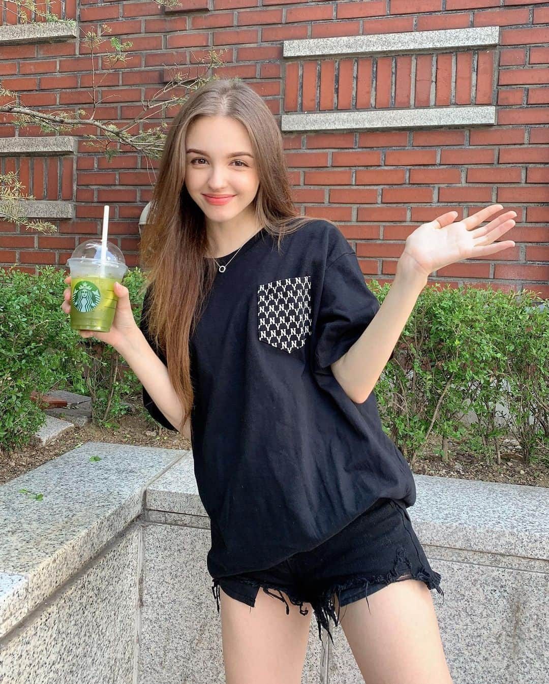 Elina 엘리나 (エリナ) さんのインスタグラム写真 - (Elina 엘리나 (エリナ) Instagram)「What is your favorite drink? mine is a green tea latte and tea🍵 좋아하는 음료가 뭐에요? 저는 녹차라떼랑 여러가지 티 종류❤️ . . . #mlbcrew #mlb모노그램 #mlb모노그램티셔츠 #모노그램」8月26日 17時03分 - elina_4_22