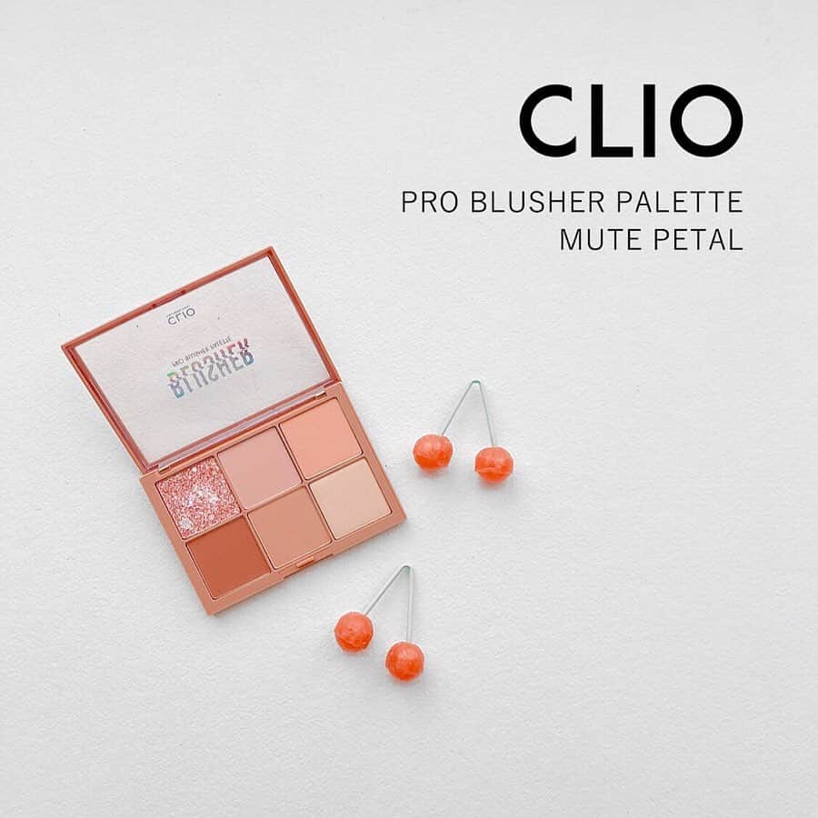 ハルハルさんのインスタグラム写真 - (ハルハルInstagram)「じゃじゃ〜ん！#clio の新作が大当たり🎯おしゃれな顔になれるブラッシャーパレット🌷💕﻿ ﻿ ﻿ ﻿ ﻿ あんにょんー♡ハルハルのayuです🕊﻿ ﻿ 今日はclioから新しく発売されたブラッシャーパレットを紹介します🥰﻿ ﻿ ﻿ ﻿ カラーは全部で6色！﻿ ﻿ これ一つでピンク〜コーラル〜オレンジ〜レッド〜ベージュと、色々な表情が楽しめます💐﻿ ﻿ ﻿ 質感はグリッター×1、パール×2、マット×3の3種類💓﻿ ﻿ ハイライトとローライト、どちらとしても使える万能パレットです👏﻿ ﻿ ﻿ グリッターは、見た目はギラギラしていますが、付けた感じがとても肌なじみが良いので、普段使いにももってこい♡﻿ ﻿ 頬のトップなど、このラメラメを顔の光を集めたい場所にちょこんとのせるのが韓国っぽメイクのポイントです🎨﻿ ﻿ ﻿ パールは優しいラメ感でメイク全体の邪魔をしない絶妙なきらめきです😽﻿ ﻿ ﻿ マットもしっとりとした使い心地で、粉飛びしないでぴったりと肌にくっつく感じが最高🙆🏻‍♀️﻿ ﻿ 色持ちも良さそうで、今の季節のメイクにも活躍してくれそうです！﻿ ﻿ ﻿ またどのカラーも、まぶたにのせても全然違和感のない色味なので、アイシャドウとして使ったら色素薄い系メイクも出来ちゃいます👐﻿ ﻿ ﻿ 定額¥3,200ですが、ハルハルはQoo10でクーポンを使って、¥2,799(¥901割引)でゲットしちゃいました♡﻿ ﻿ こんな一生使えそうなパレットが¥3000以内で買えるなんてお得すぎるっ！﻿ ﻿ ﻿ ﻿ ﻿ #ハルスタ や#ハルハルをタグ付けしていただくと、﻿ ハルハルの記事やInstagramに投稿させていただく場合がございます💕﻿ #하루스타 #하루하루 를 태그 하시면﻿ 하루하루의 기사와 인스타그램에서 사용할 가능성이 있습니다💕﻿ ﻿ ﻿ ﻿ ﻿ ﻿ ﻿ ﻿ ﻿ #クリオ#メイク#コスメ#韓国コスメ#韓国メイク#チーク#チークパレット#プチプラ#プチプラコスメ#ブラッシャー#コントゥア#ハイライト#ローライト#cheek#blusher#클리오#얼굴모든입체완성#뮤트페탈#프로컨투어팔레트#블러셔#코덕스타그램#パレット#韓国情報#韓国好きな人と繋がりたい#韓国」8月26日 17時10分 - haruharu_furyu